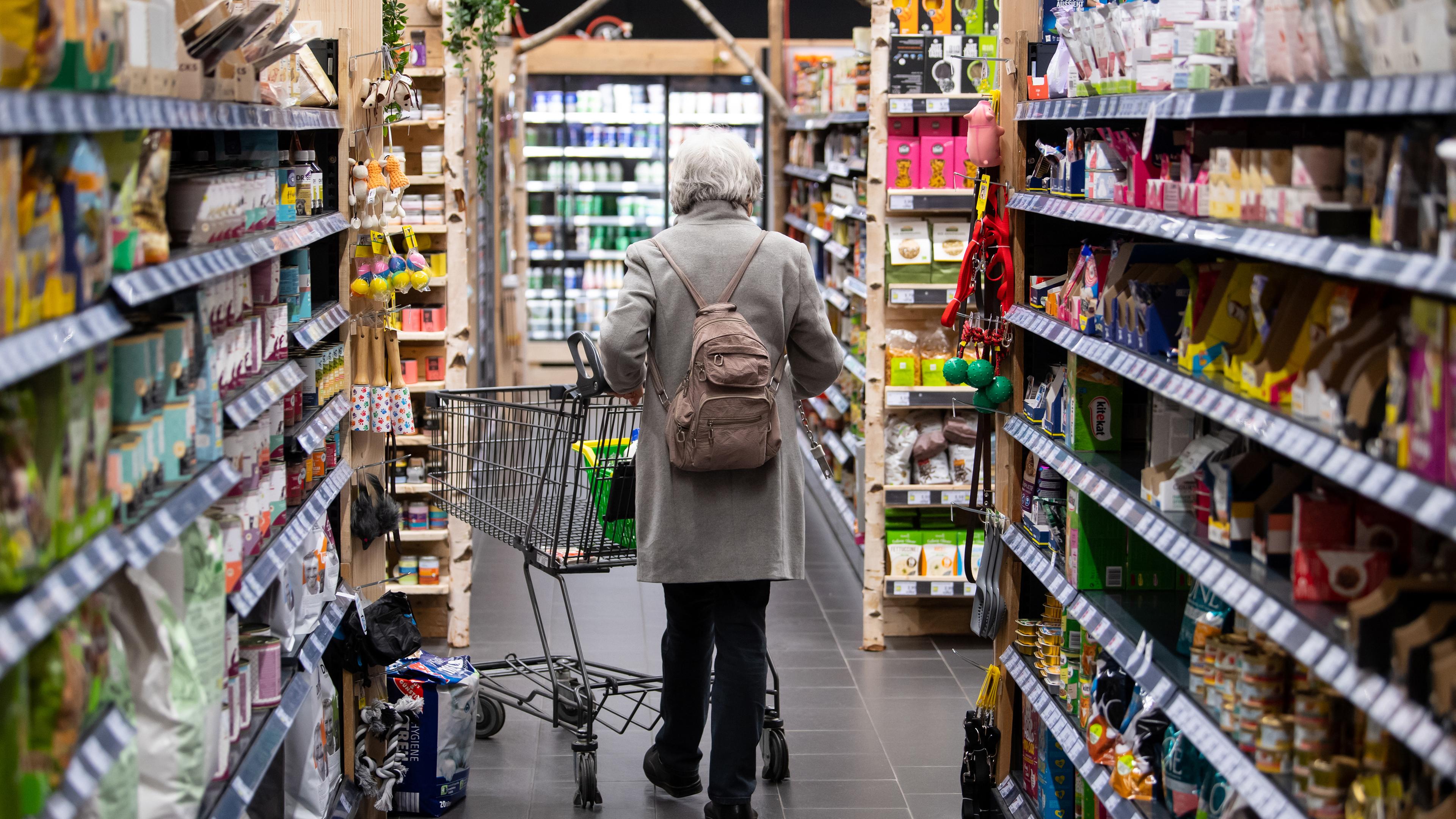 Archiv: Frau im Supermarkt mit Einkaufswagen
