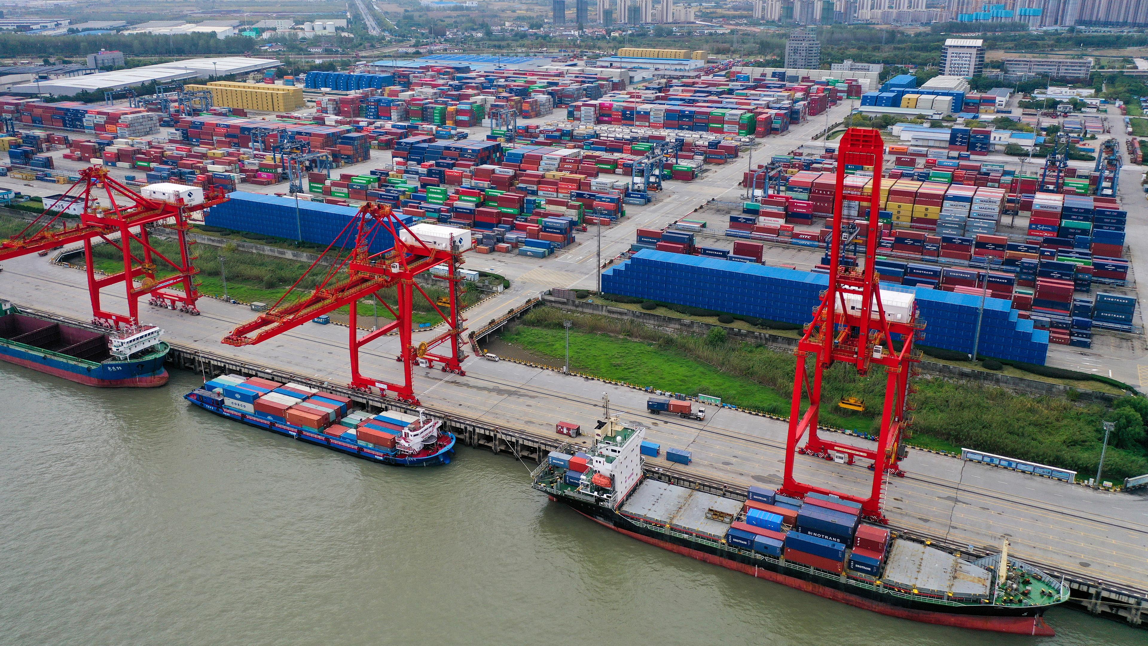 China, Nanjing: Containerschiffe legen in einem Hafen in Nanjing in der ostchinesischen Provinz Jiangsu an.
