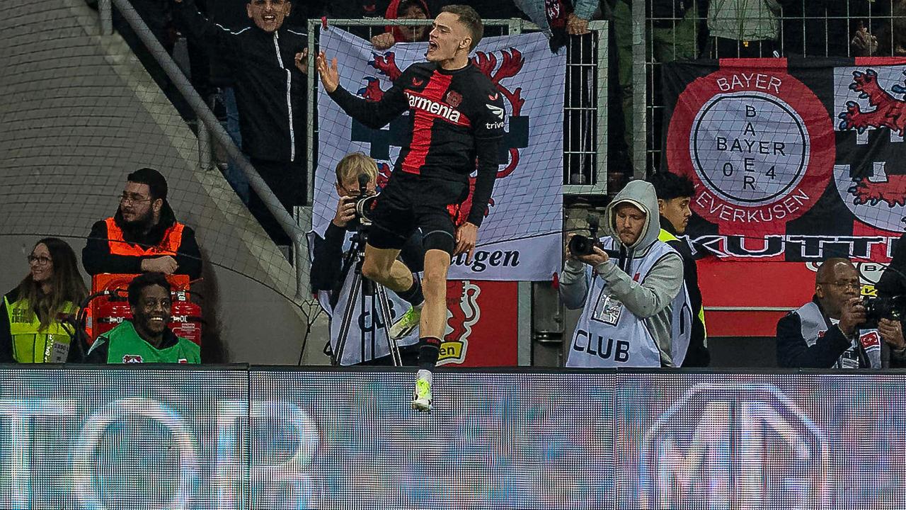 Florian Wirtz (Bayer 04 Leverkusen) springt in die Luft, nachdem er im Bundesligaspiel gegen VfL Wolfsburg den 2:0-Siegtreffer erzielt hatte.