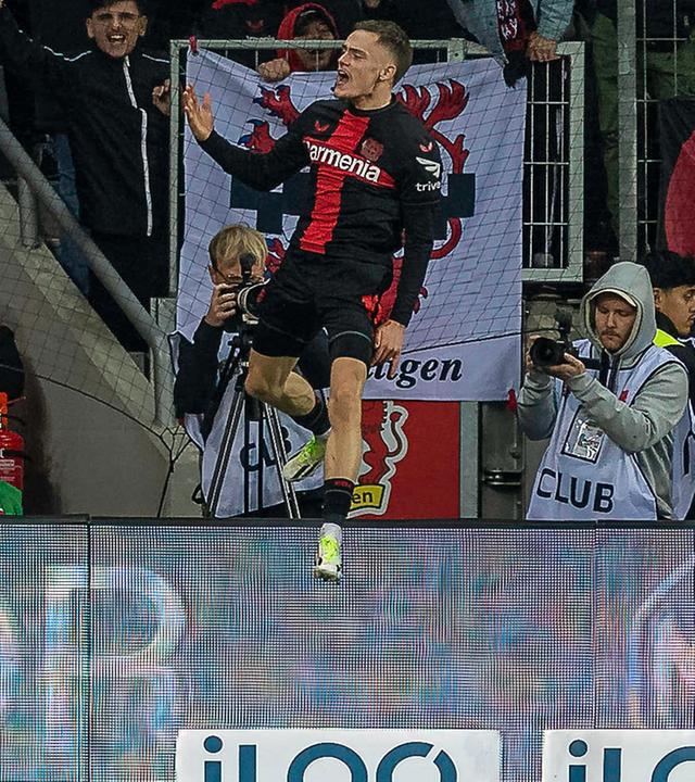 Florian Wirtz (Bayer 04 Leverkusen) springt in die Luft, nachdem er im Bundesligaspiel gegen VfL Wolfsburg den 2:0-Siegtreffer erzielt hatte.