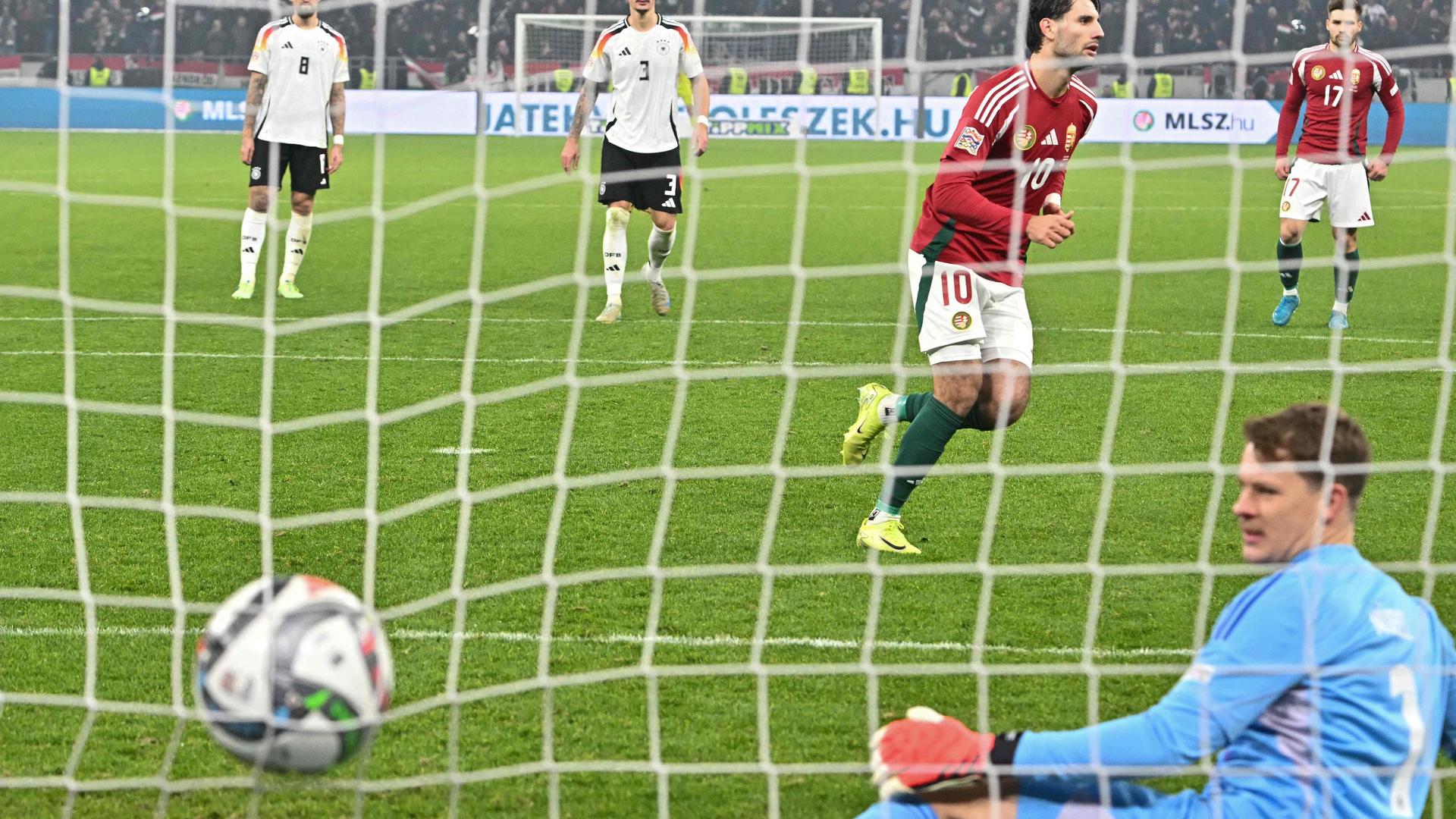 19.11.2024, Fußball-Länderspiel, Ungarn - Deutschland: Dominik Szoboszlai verwandelt den Elfmeter zum 1:1-Endstand. Alexander Nübel ist geschlagen.