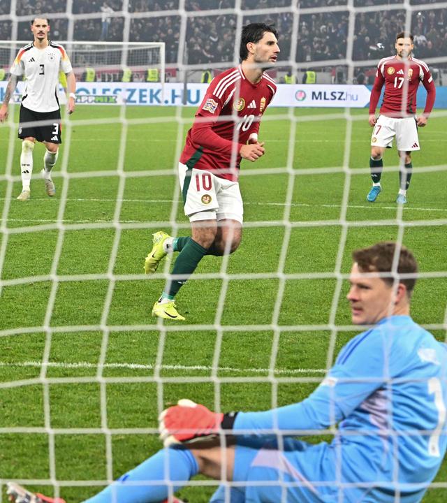 19.11.2024, Fußball-Länderspiel, Ungarn - Deutschland: Dominik Szoboszlai verwandelt den Elfmeter zum 1:1-Endstand. Alexander Nübel ist geschlagen.