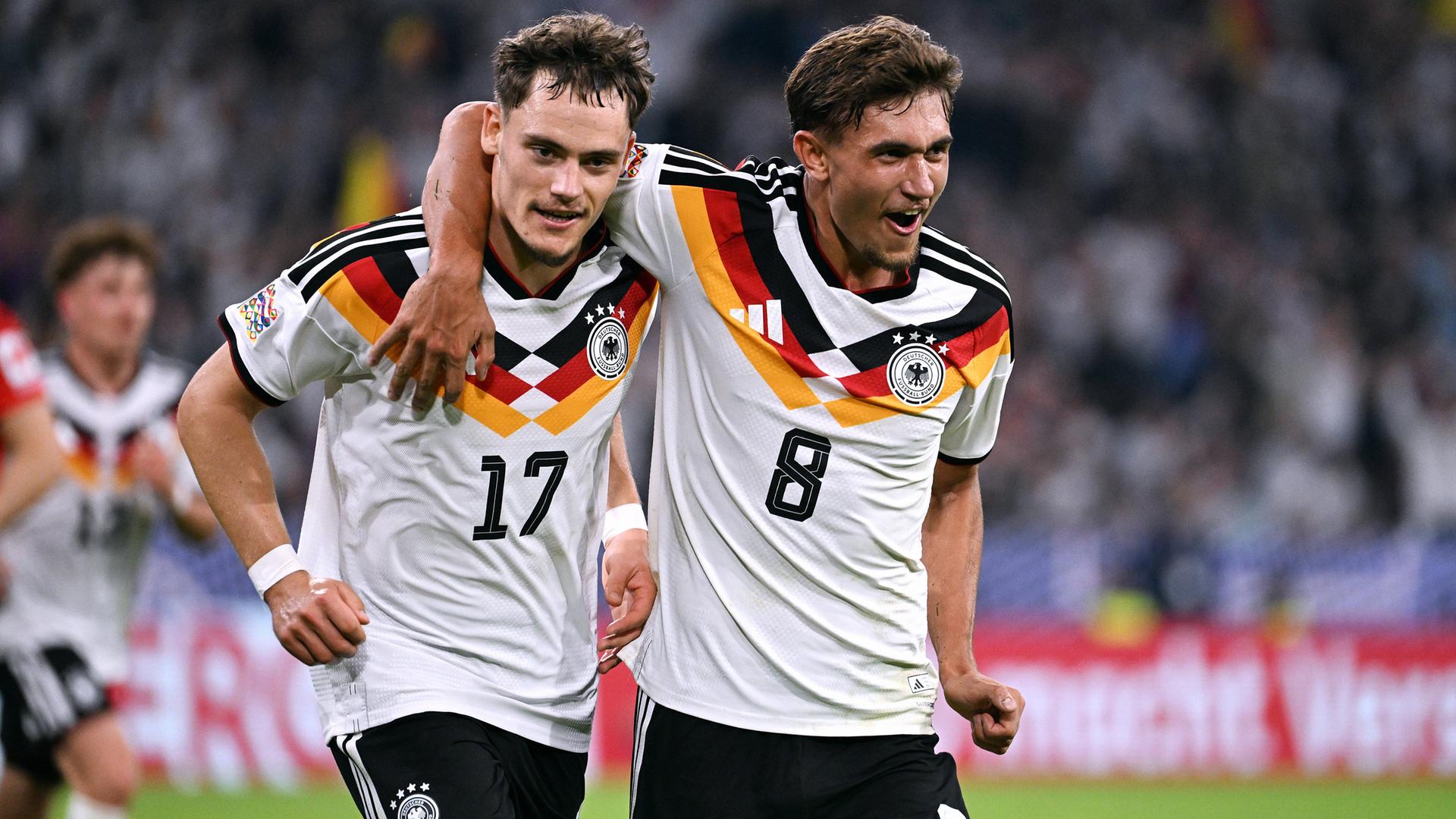 Florian Wirtz jubelt nach seinem Treffer zum 2:0 gemeinsam mit seinem Teamkollegen Tom Bischof.