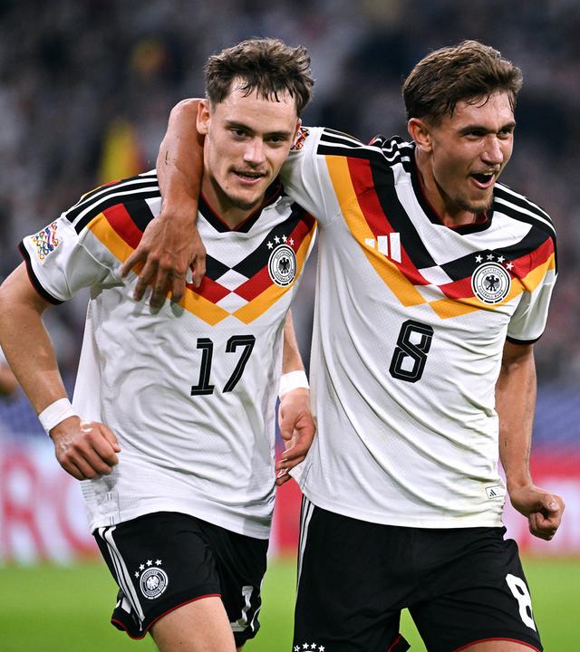 Florian Wirtz jubelt nach seinem Treffer zum 2:0 gemeinsam mit seinem Teamkollegen Tom Bischof.