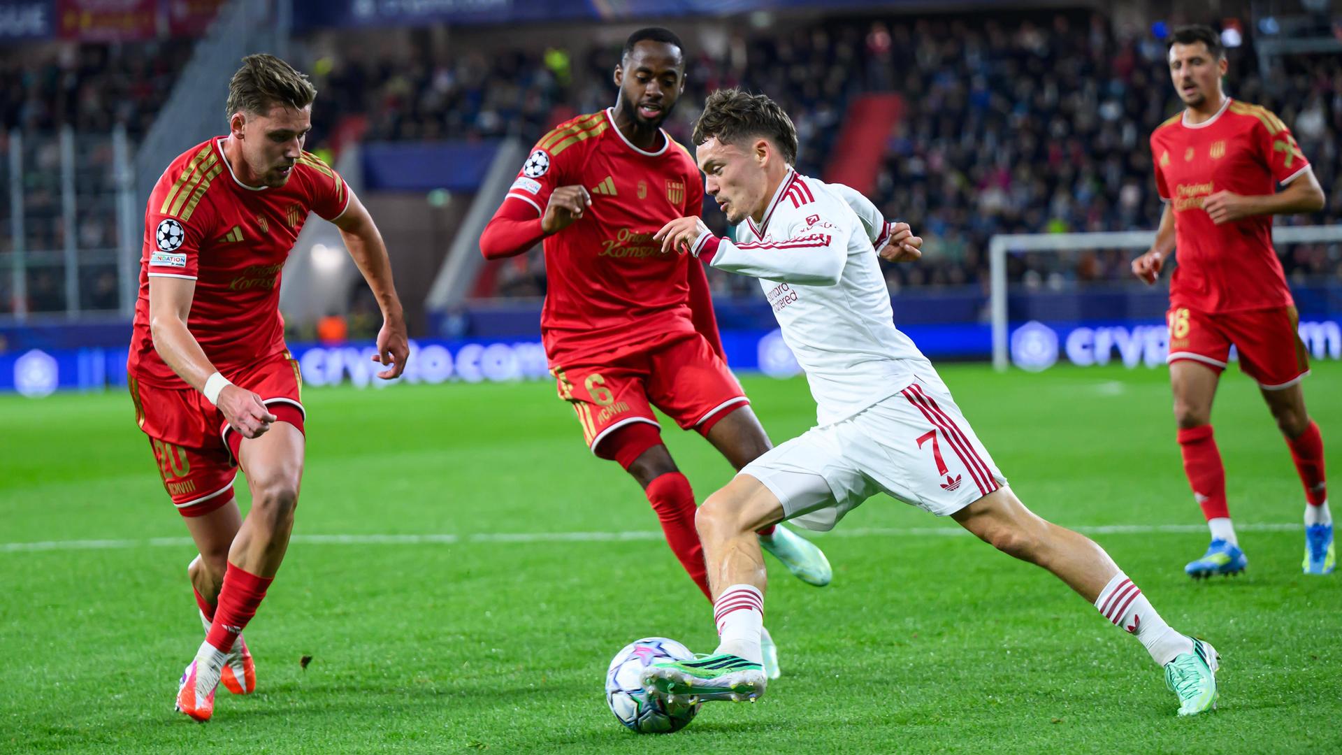 Liverpools Offensivspieler Florian Wirtz versucht, sich durch die Reihen des Linzer ASK zu dribbeln.