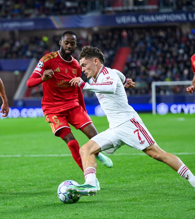 Liverpools Offensivspieler Florian Wirtz versucht, sich durch die Reihen des Linzer ASK zu dribbeln.