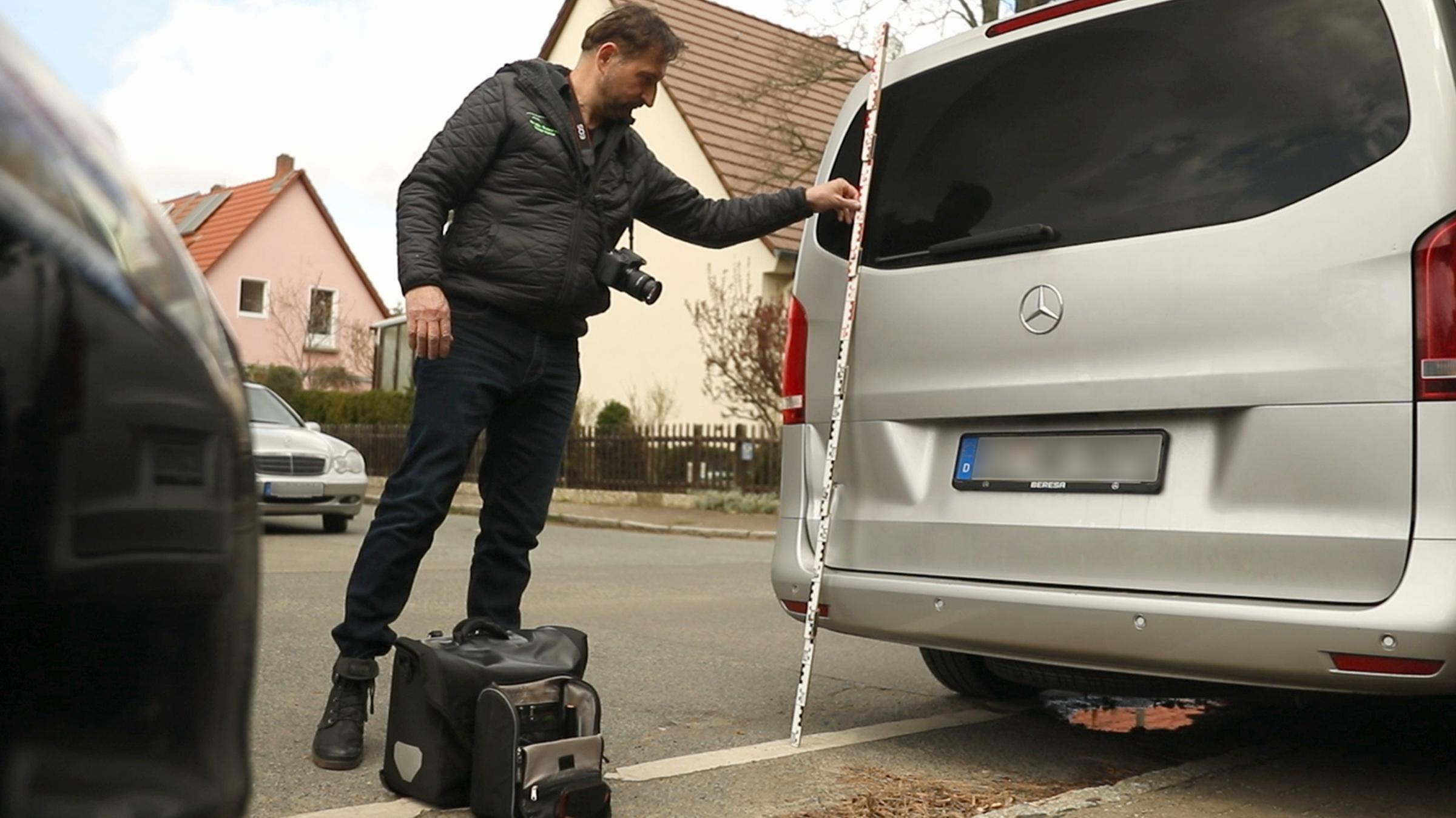 Gutachterfalle - die Macht der Experten: Kfz-Gutachter Guido Harre nimmt einen Unfallschaden an einem Fahrzeug auf. 