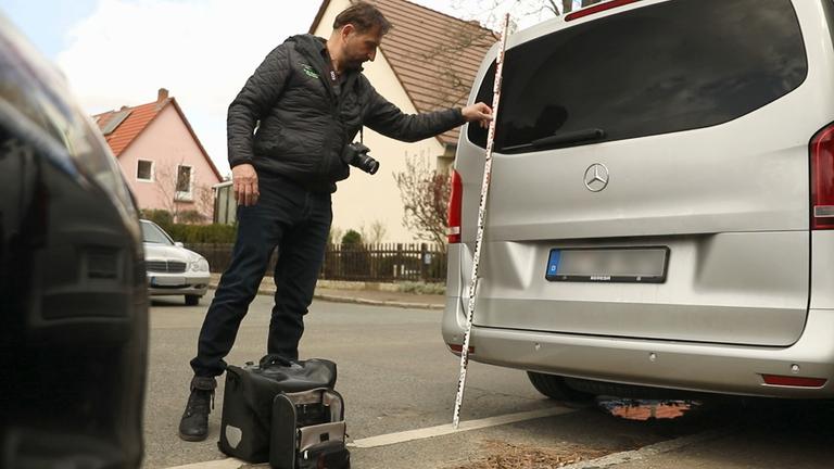 Gutachterfalle - die Macht der Experten: Kfz-Gutachter Guido Harre nimmt einen Unfallschaden an einem Fahrzeug auf. 
