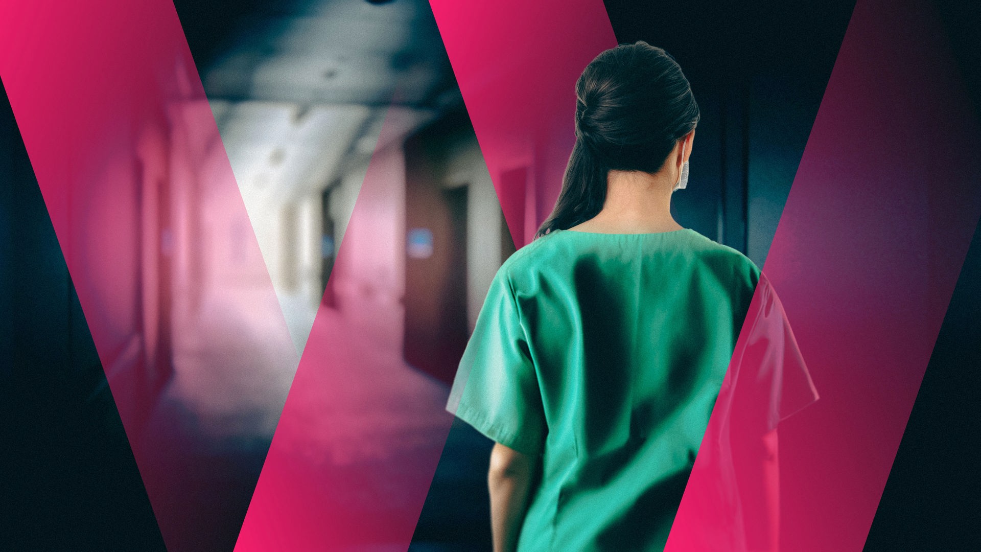 Ausländische Fachkraft steht einsam in einem Flur eines Pflegeheims