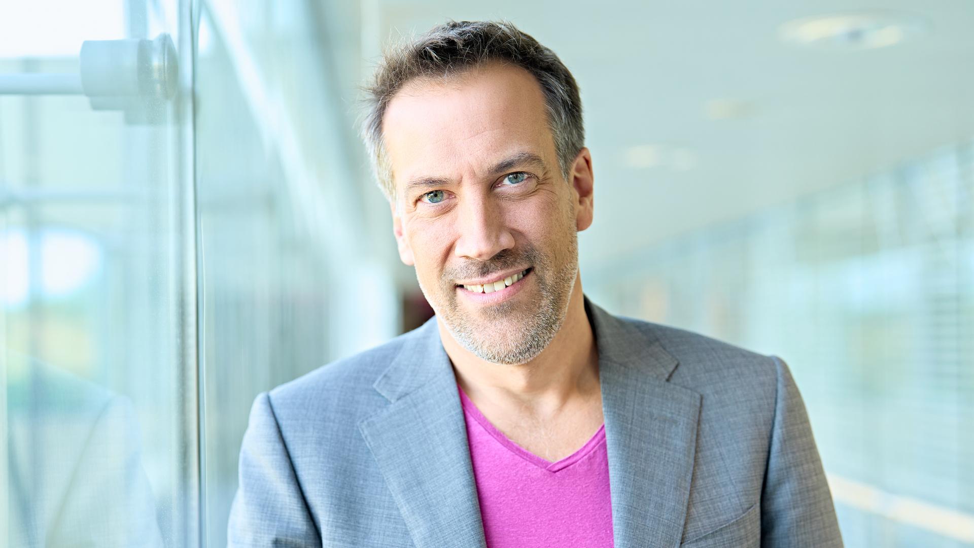 Porträt des Redaktionsleiters von ZDF "WISO" Marcus Niehaves