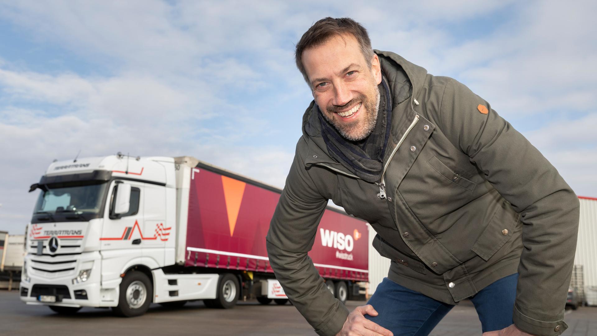 Marcus Niehaves steht vor dem WISO-Truck
