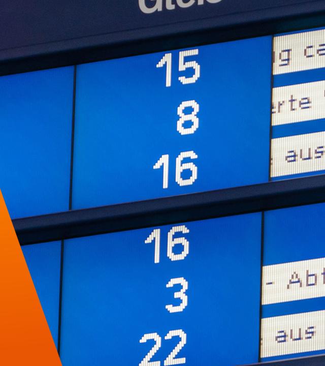 Anzeigetafel der Deutschen Bahn mit Zufausfällen und Verspätungen