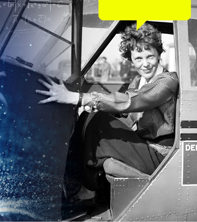 Montage: Eine Schwarz-Weiß-Aufnahme von einem älteren Flugzeug, in dem eine junge Frau mit kurzen Haaren sitzt. Sie öffnet die Flugzeugtür und blickt heraus. Daneben ist ein Totenkopf vor einem blauen Hintergrund mit leicht erkennbaren mathematischen Formeln.