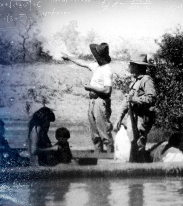 Eine Erkundungsgruppe und eine Familie von Eingeborenen ist am Fluss. Daneben ist ein Totenkopf vor einem blauen Hintergrund mit leicht erkennbaren mathematischen Formeln.