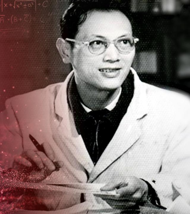 Schwarz-Weiß-Foto von Peng Jiamu. Im linken Bildbereich ein Giftsymbol (Totenkopf) und mathematische Formeln