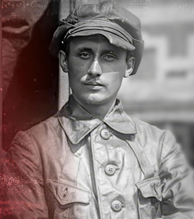 Walerian Abakowski in Uniform und Eisenbahnerkappe lehnt an einem Waggon und blickt in die Kamera. Im linken Bildbereich ein Giftsymbol (Totenkopf) und mathematische Formeln.