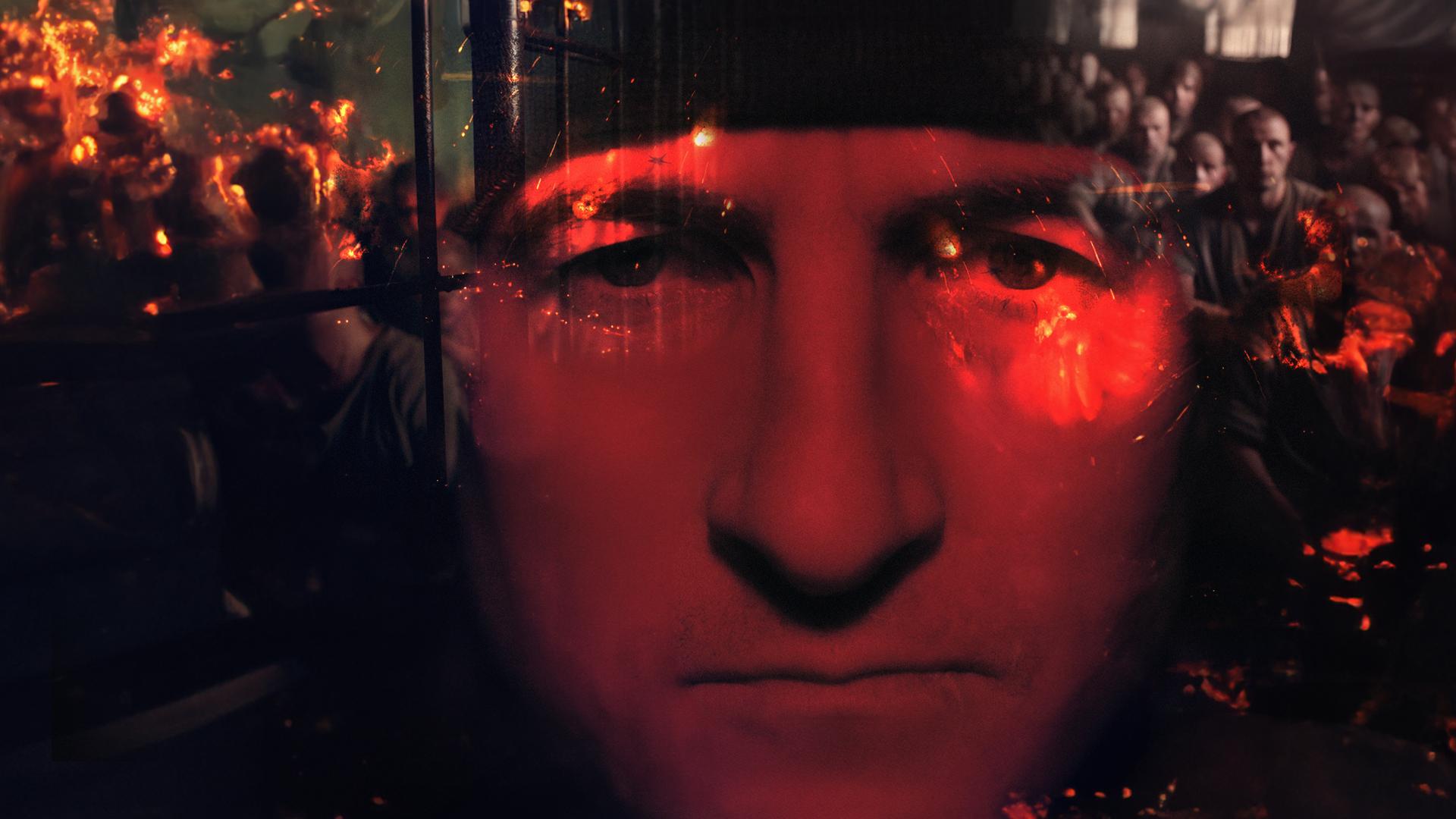 Putins Krieger - Ein russischer Elite-Kämpfer packt aus": Montage: Das Gesicht von Witalij ist in Rot getaucht und durchscheinend verschwommen vor schwarzen Hintergrund.