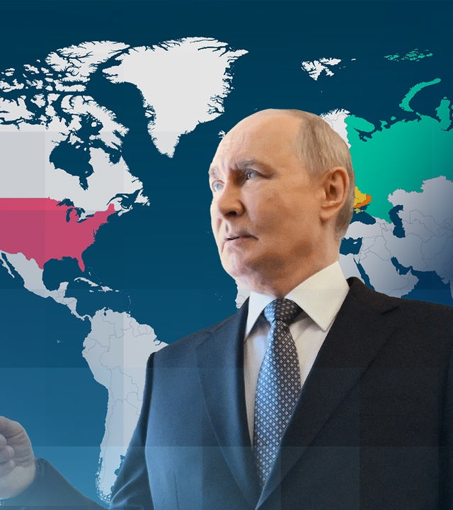 Zu sehen ist Wladimir Putin und im Hintergund eine Weltkarte. Markiert sind Russland (grün), die Ukraine (gelb) und die USA (rot).