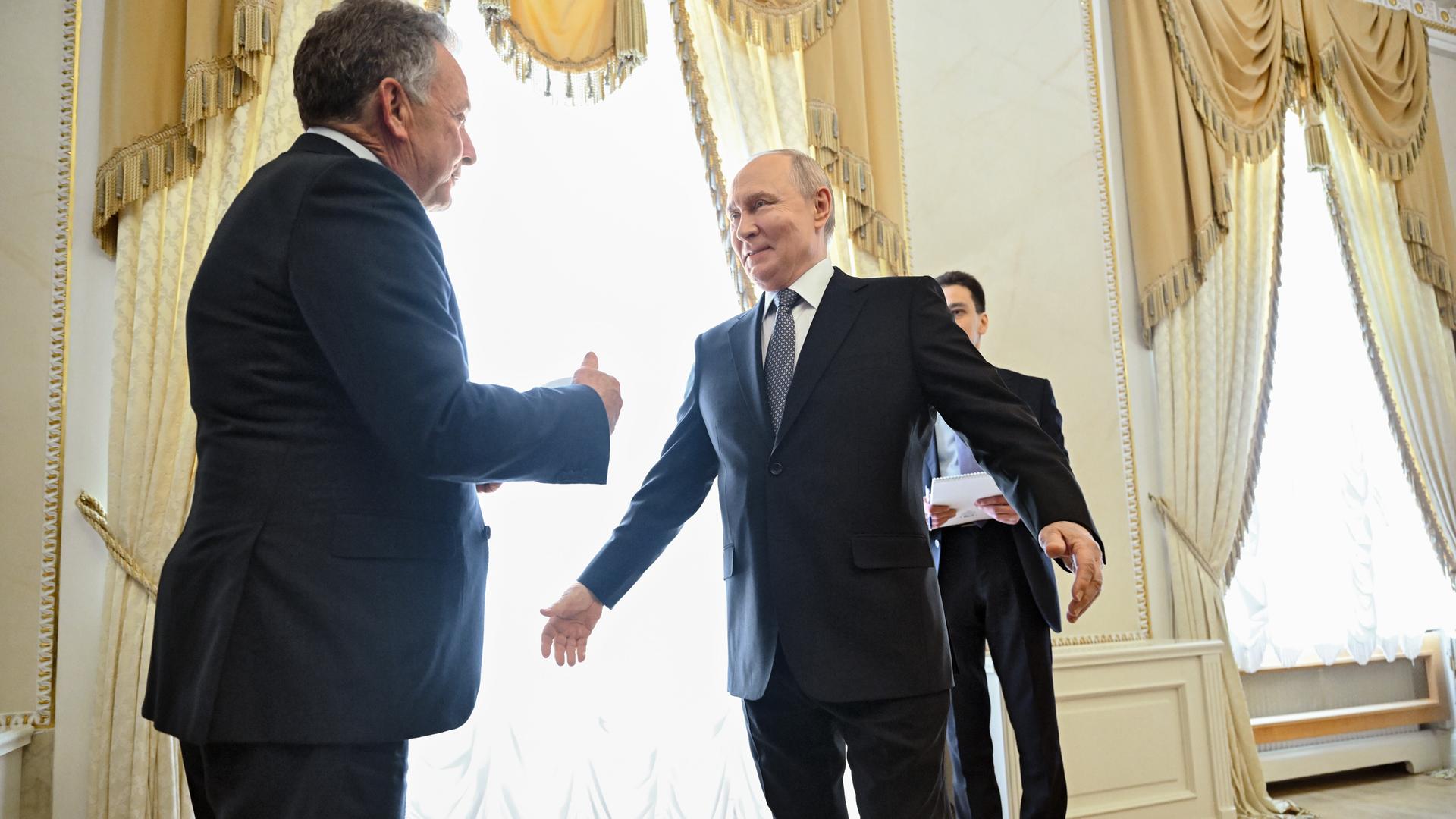 Der russische Präsident Wladimir Putin (Mitte) und der US-Sondergesandte des Präsidenten, Steven Witkoff (links), während des Treffens.