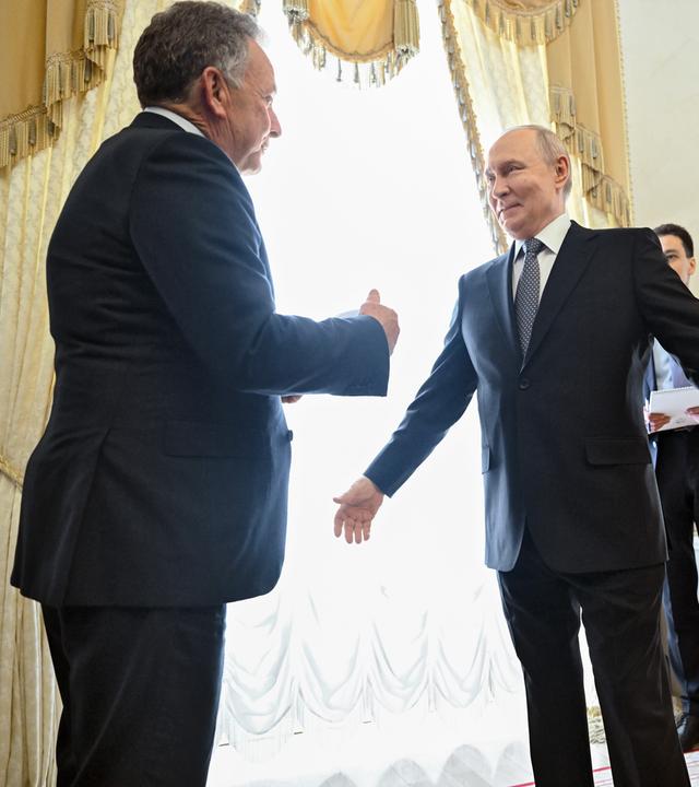 Der russische Präsident Wladimir Putin (Mitte) und der US-Sondergesandte des Präsidenten, Steven Witkoff (links), während des Treffens.