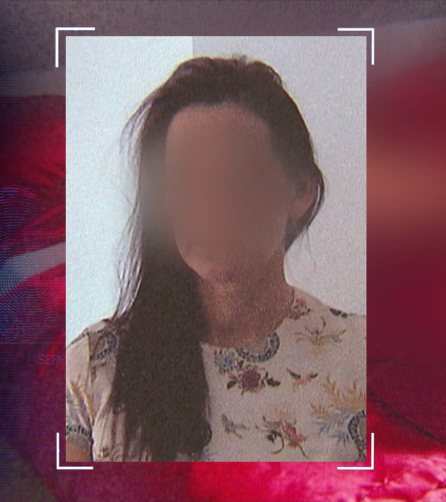 Das Bild einer Frau mit langen brauen Haaren, das Gesicht ist verfremdet. Links daneben: Lichtschematische Darstellung eines Fingerabdrucks.