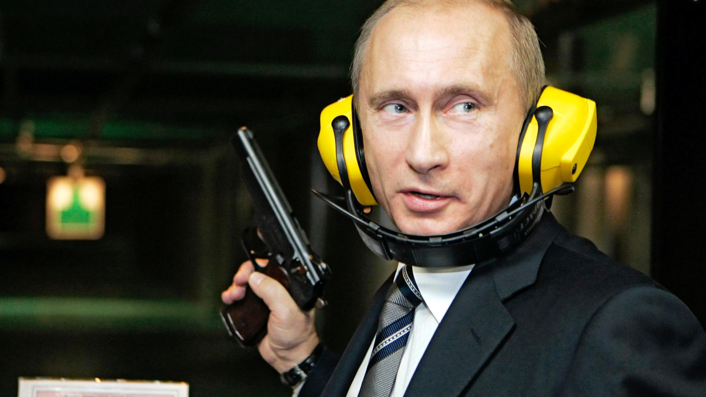 Bei einem Besuch im neuen Hauptquartier des Inlandsgeheimdienstes GRU posiert Putin an einem Schießstand.