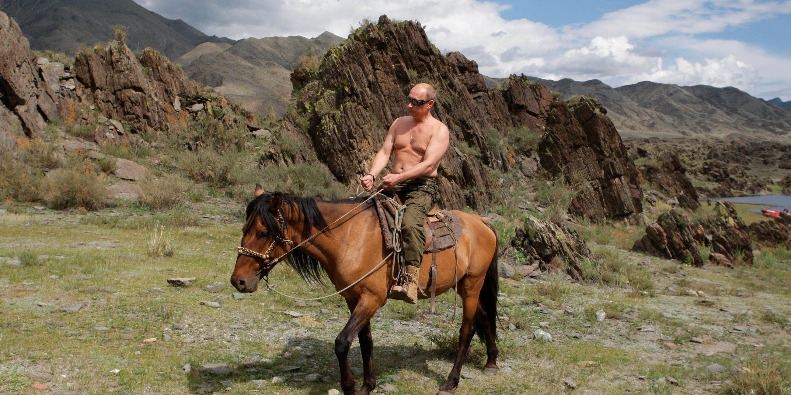 Wladimir Putin reitet 2009 mit nacktem Oberkörper durch die sibirische Steppe