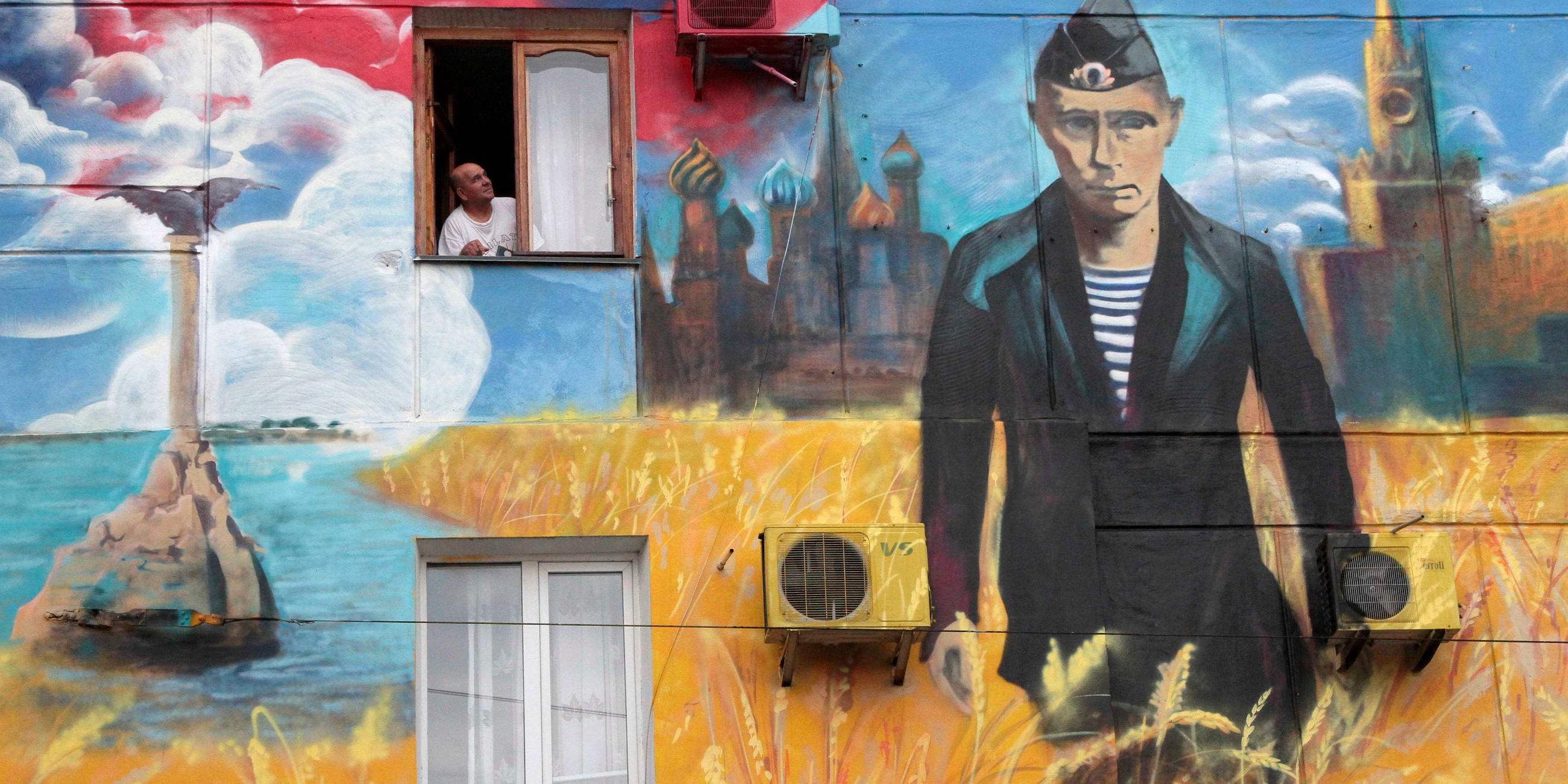 Wandgemälde mit Wladimir Putin als Marinesoldat auf der Krim