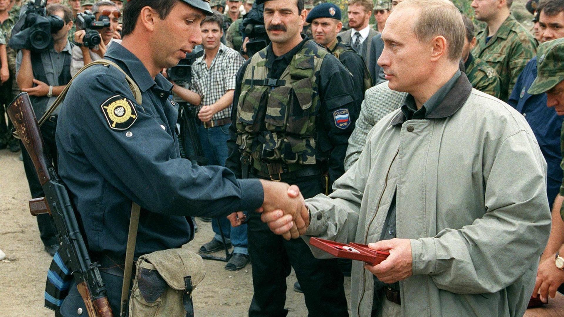 Wladimir Putin verteilt Orden an russische Milizionäre in Dagestan 1999