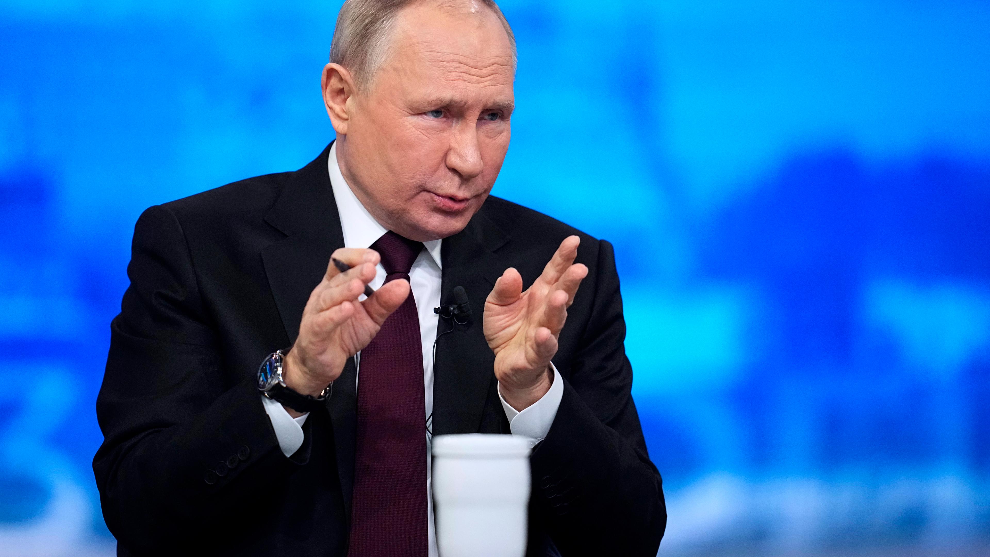 Der russische Präsident Wladimir Putin gestikuliert bei der Beantwortung von Fragen während seiner jährlichen Pressekonferenz mit russischen föderalen, regionalen und ausländischen Medien im Forumssaal des Gostiny Dvor in Moskau 14.12.2023.