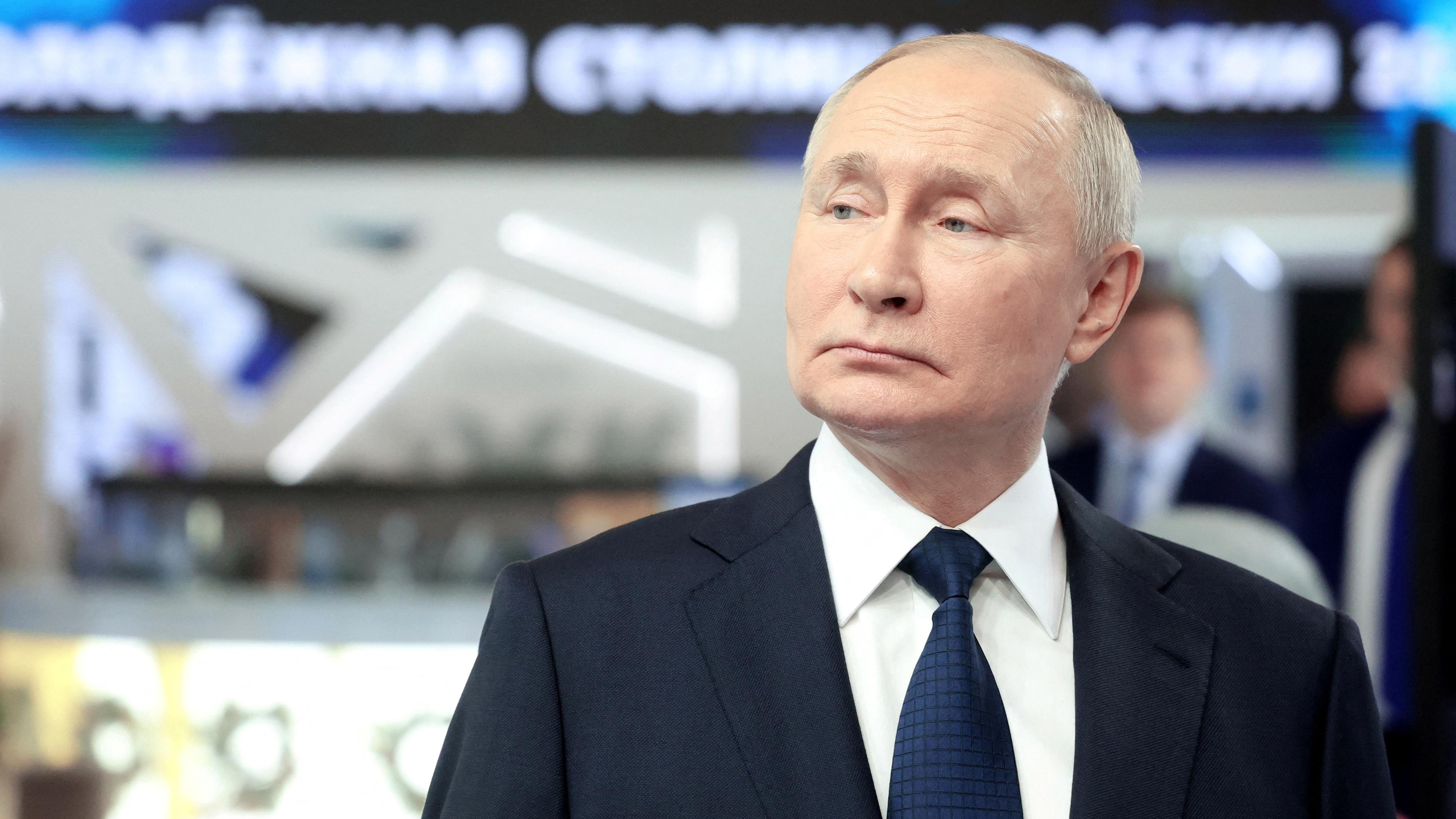 Wladimir Putin besucht das Forum und die Ausstellung "Russland", die die wichtigsten Errungenschaften des Landes feiert in Moskau am 17.12.2023.