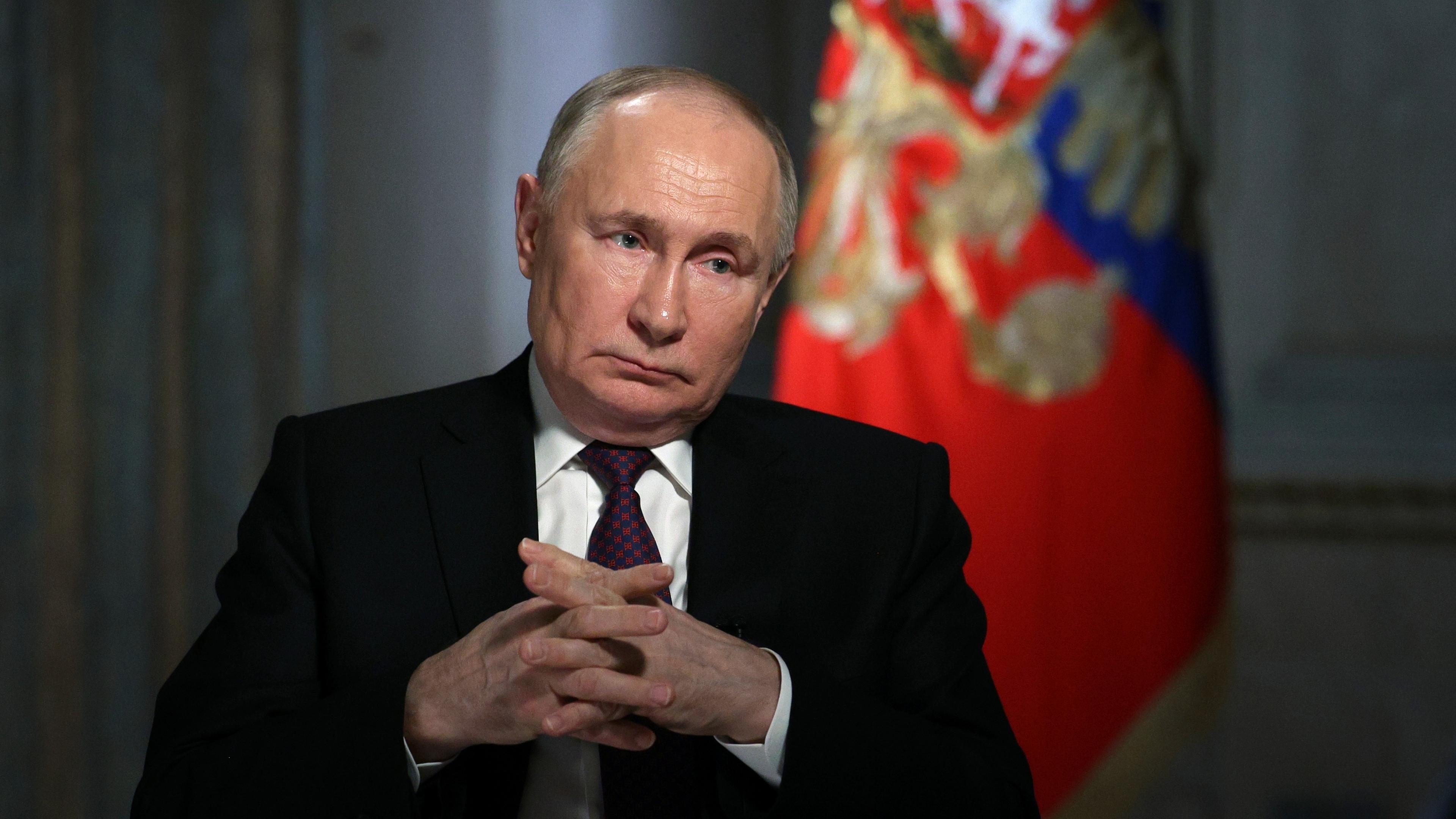 Der russische Präsident Wladimir Putin gibt ein Interview am 12.03.2024 in Moskau.