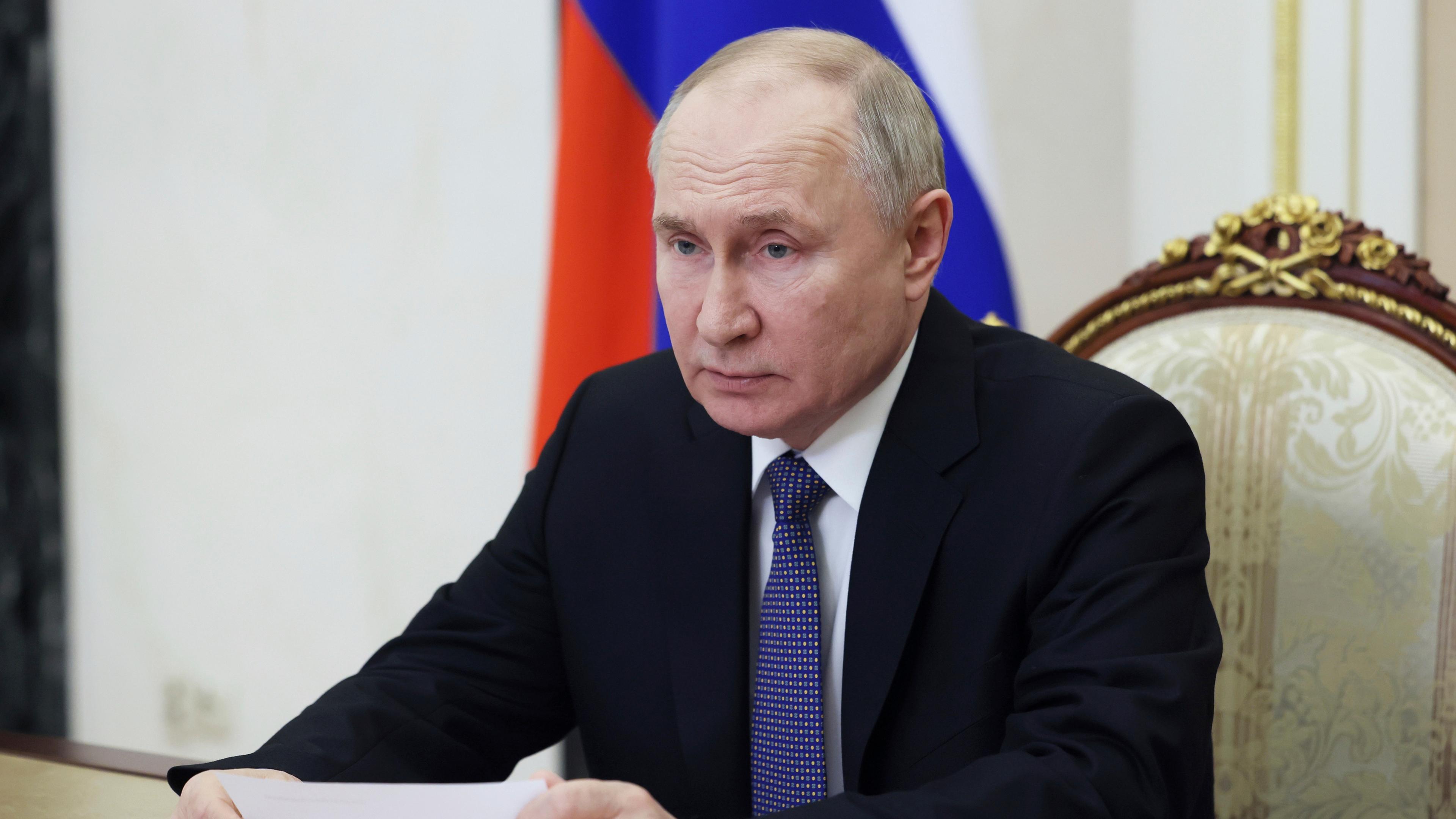 Wladimir Putin leitet eine Sitzung des Sicherheitsrates per Videokonferenz im Kreml am 05.04.2024.