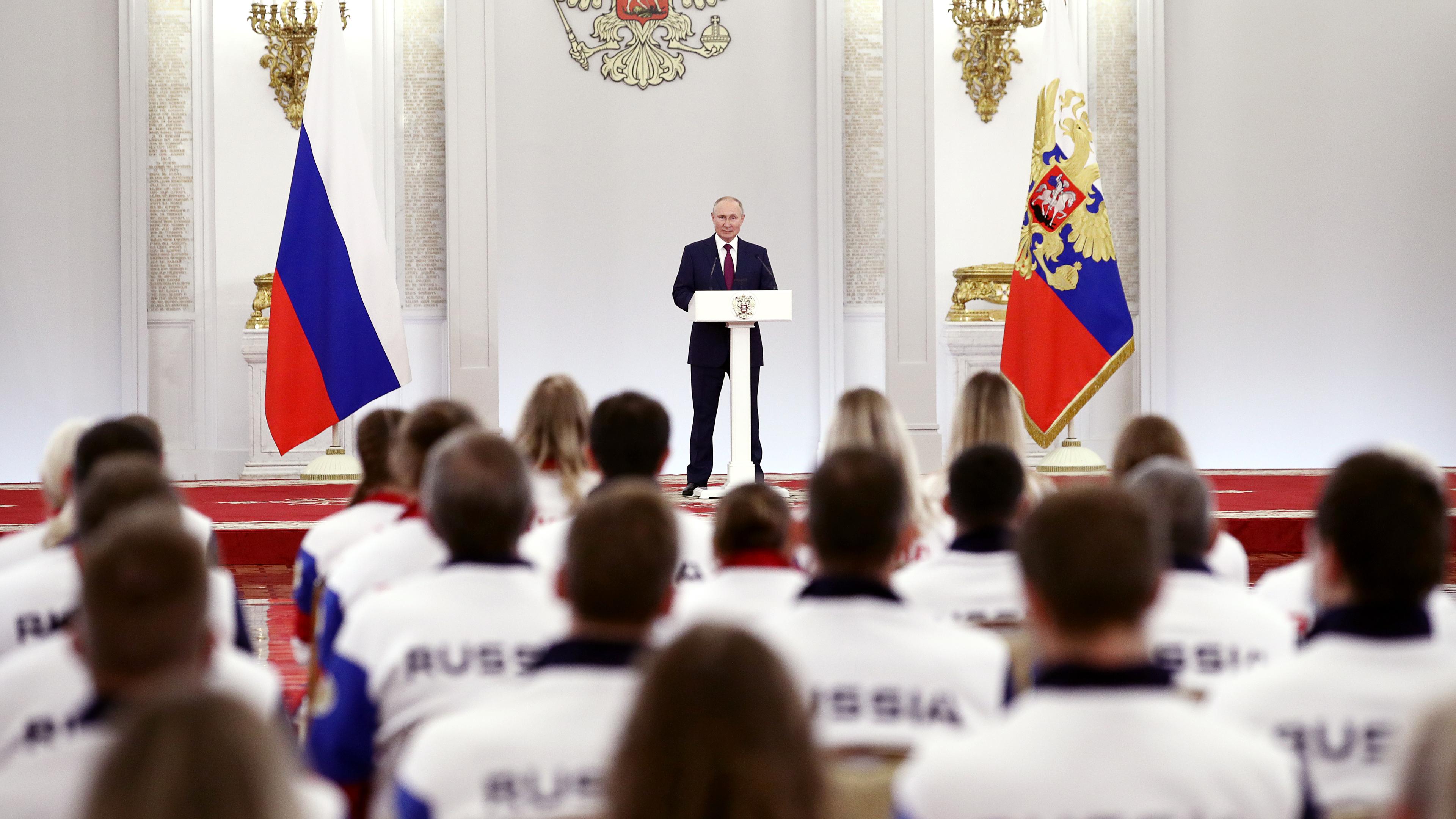 Archiv: Russlands Präsident Wladimir Putin spricht während eines Treffens mit russischen Olympioniken im Moskauer Kreml im Vorfeld der Olympischen Sommerspiele 2020 in Tokio.