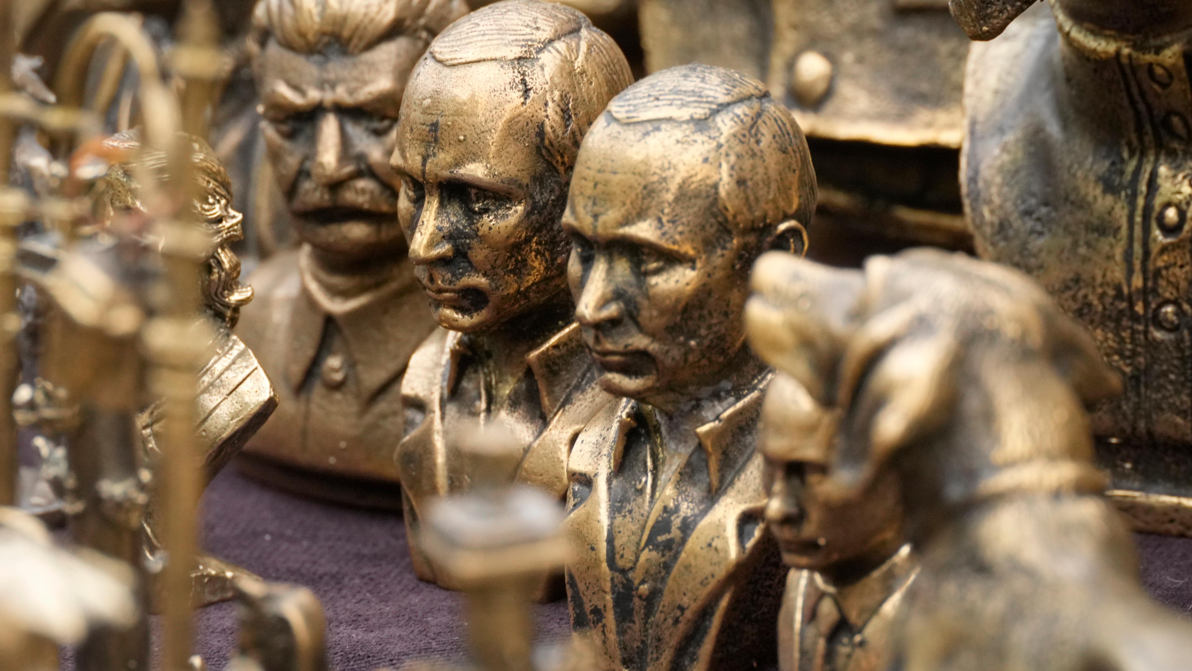 Russland, St. Petersburg: Büsten, die unter anderem den russischen Präsidenten Wladimir Putin und den sowjetischen Diktator Josef Stalin darstellen, werden in einem Souvenirladen zum Verkauf angeboten.