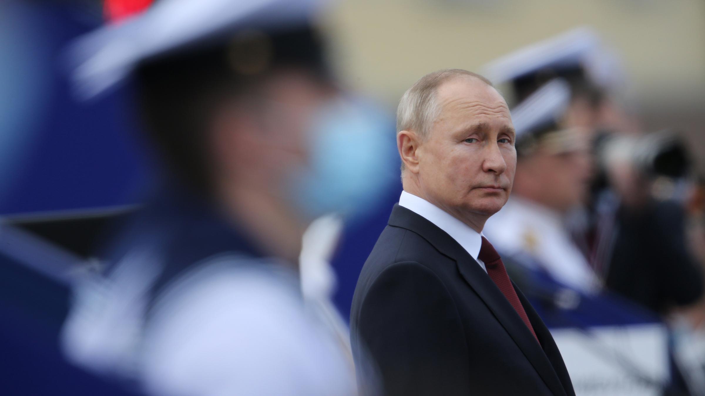 Wladimir Putin bei einer Militärparade in Sankt Petersburg, Russland im Juli 2021.
