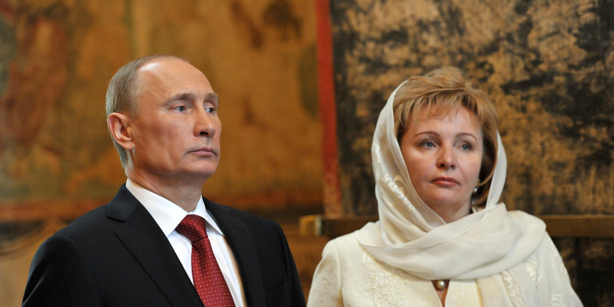 Das Ehepaar Wladimir und Ljumila Putin stehen nach Putins Amtseinführung in der Moskauer Kathedrale.