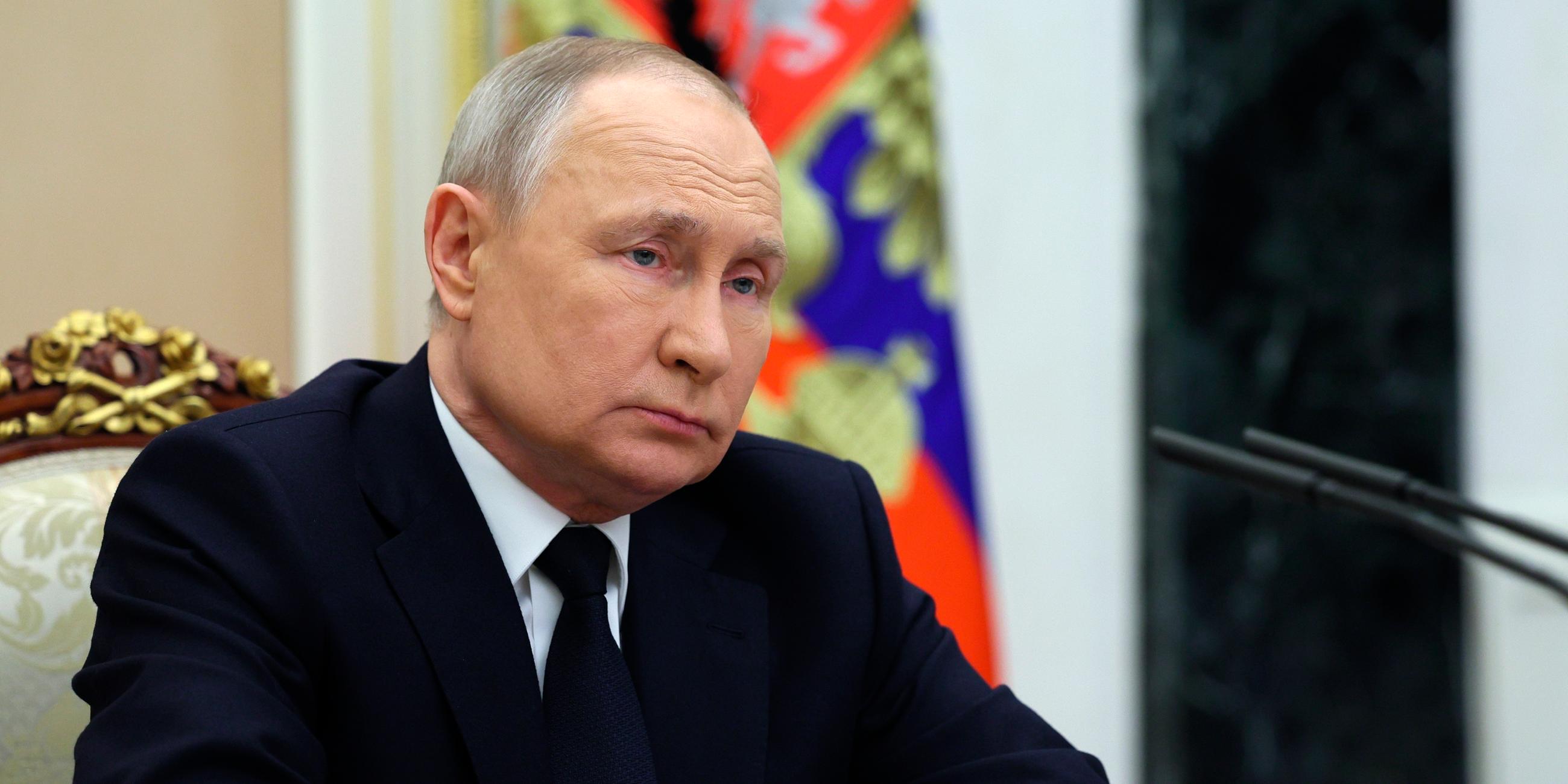 Russlands Präsident Putin bei einem Treffen mit Transportminister Vitaly Savelyev in Moskau