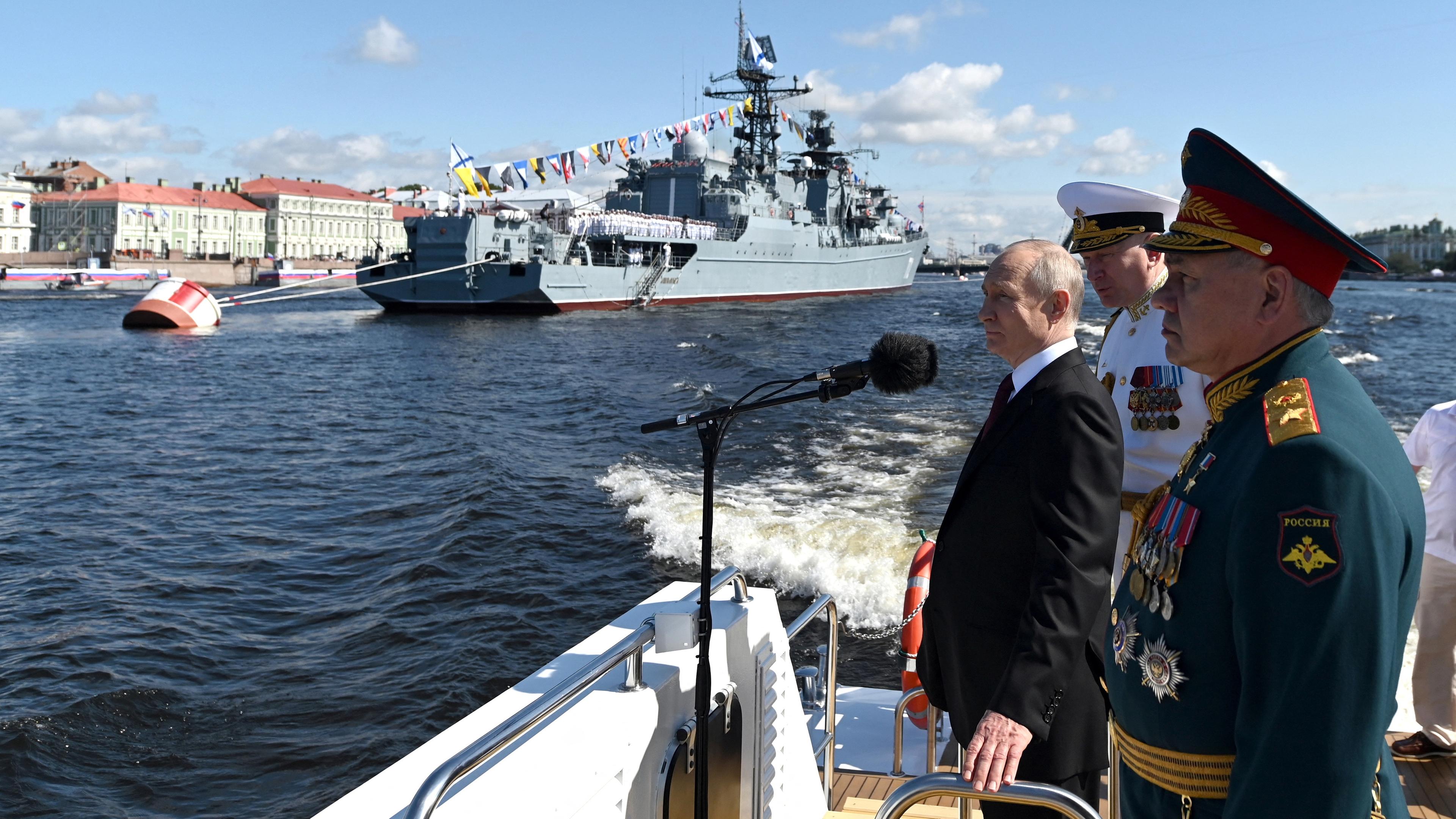 Russlands Präsident Wladimir Putin bei der Schiffsparade in St. Petersburg