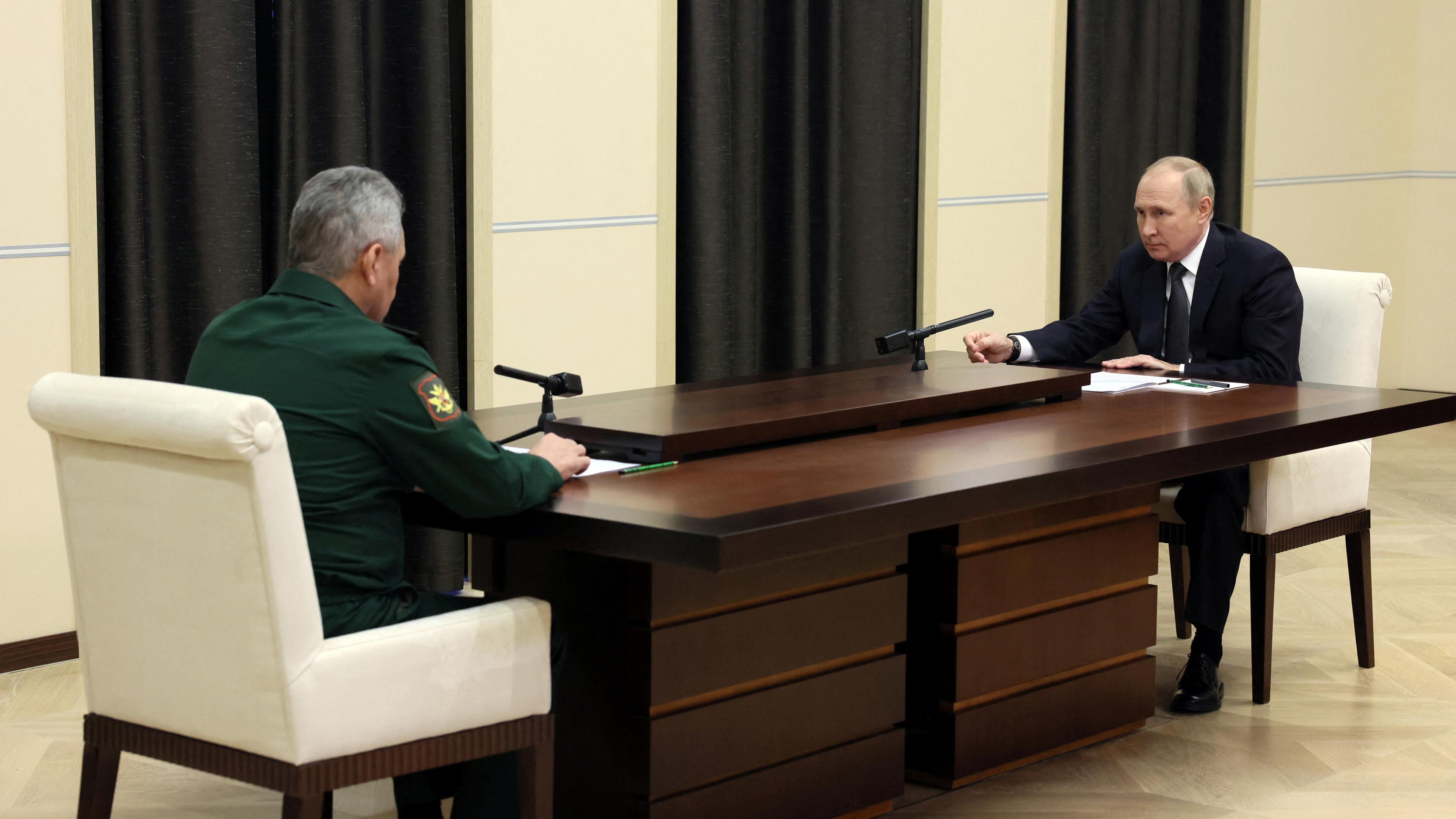 Russlands Präsident Waldimir Putin und Verteidigungsminister Sergej Schoigu