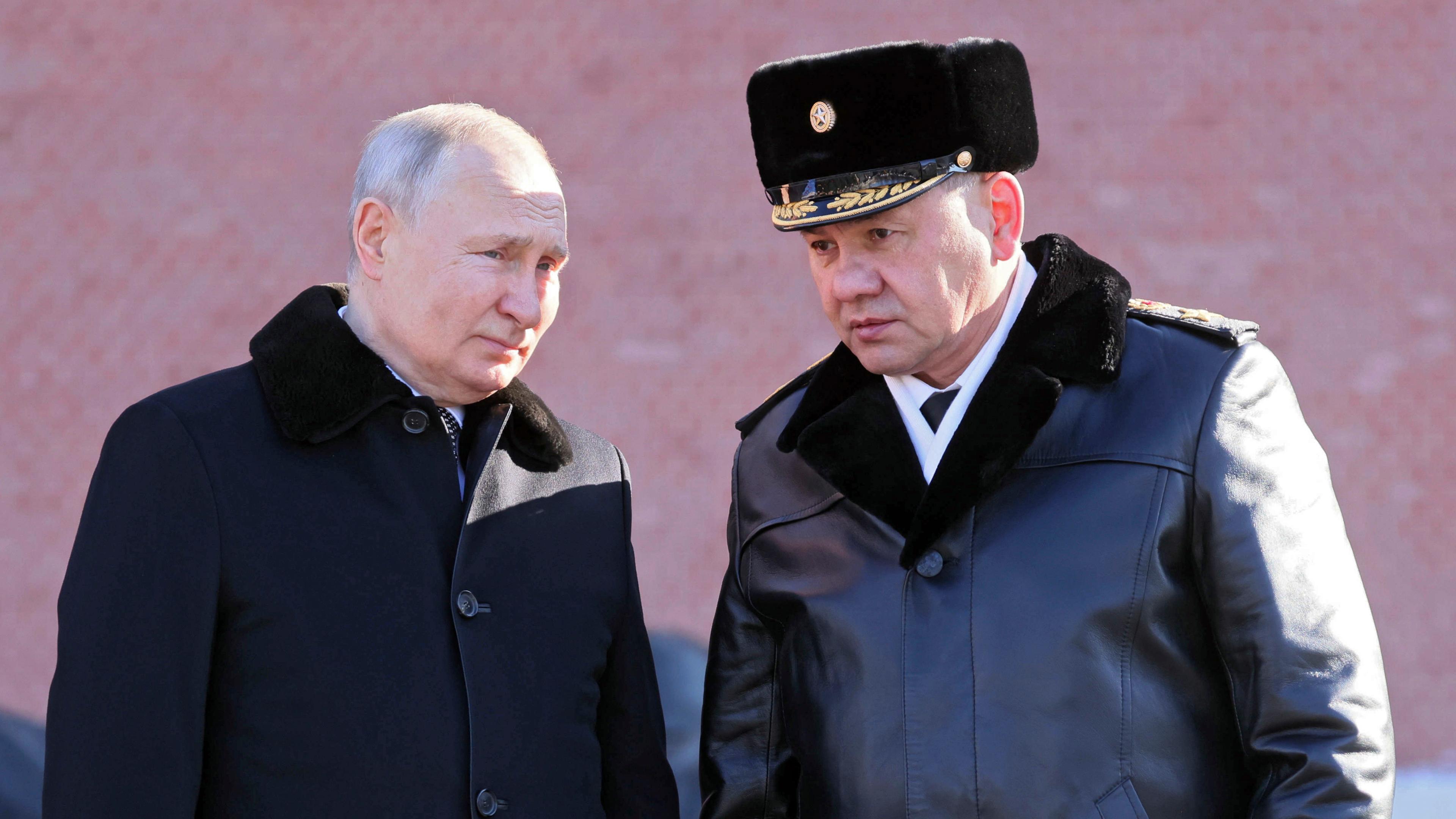 Wladimir Putin (l), Präsident von Russland und Sergej Schoigu, Verteidigungsminister von Russland