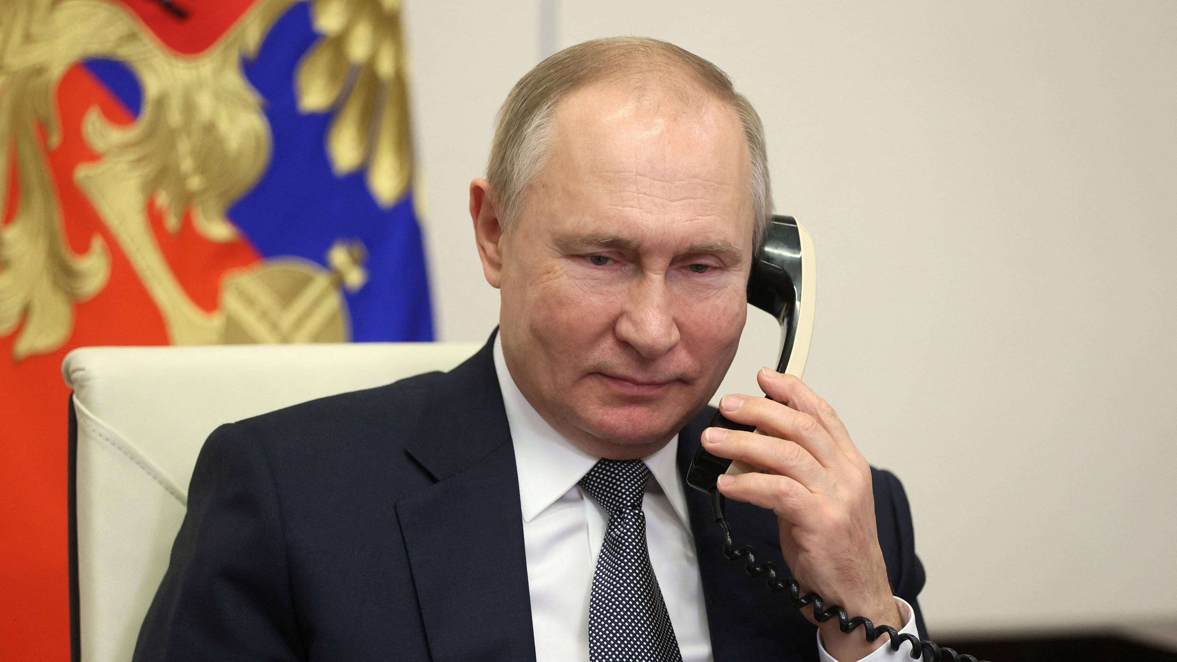 Wladimir Putin am Telefon