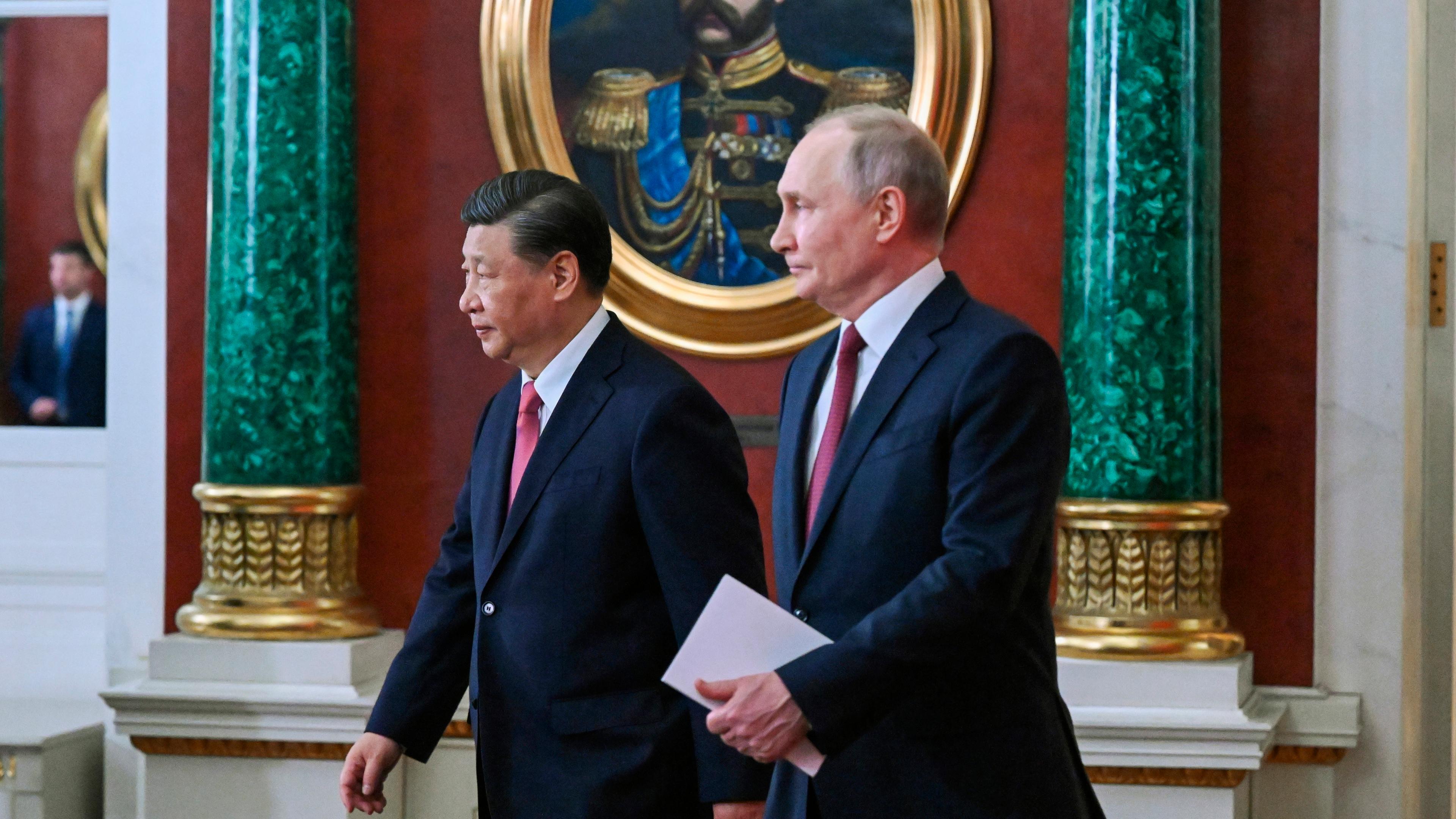 Russland, Moskau: Russlands Präsident Wladimir Putin und Chinas Präsident Xi Jinping.