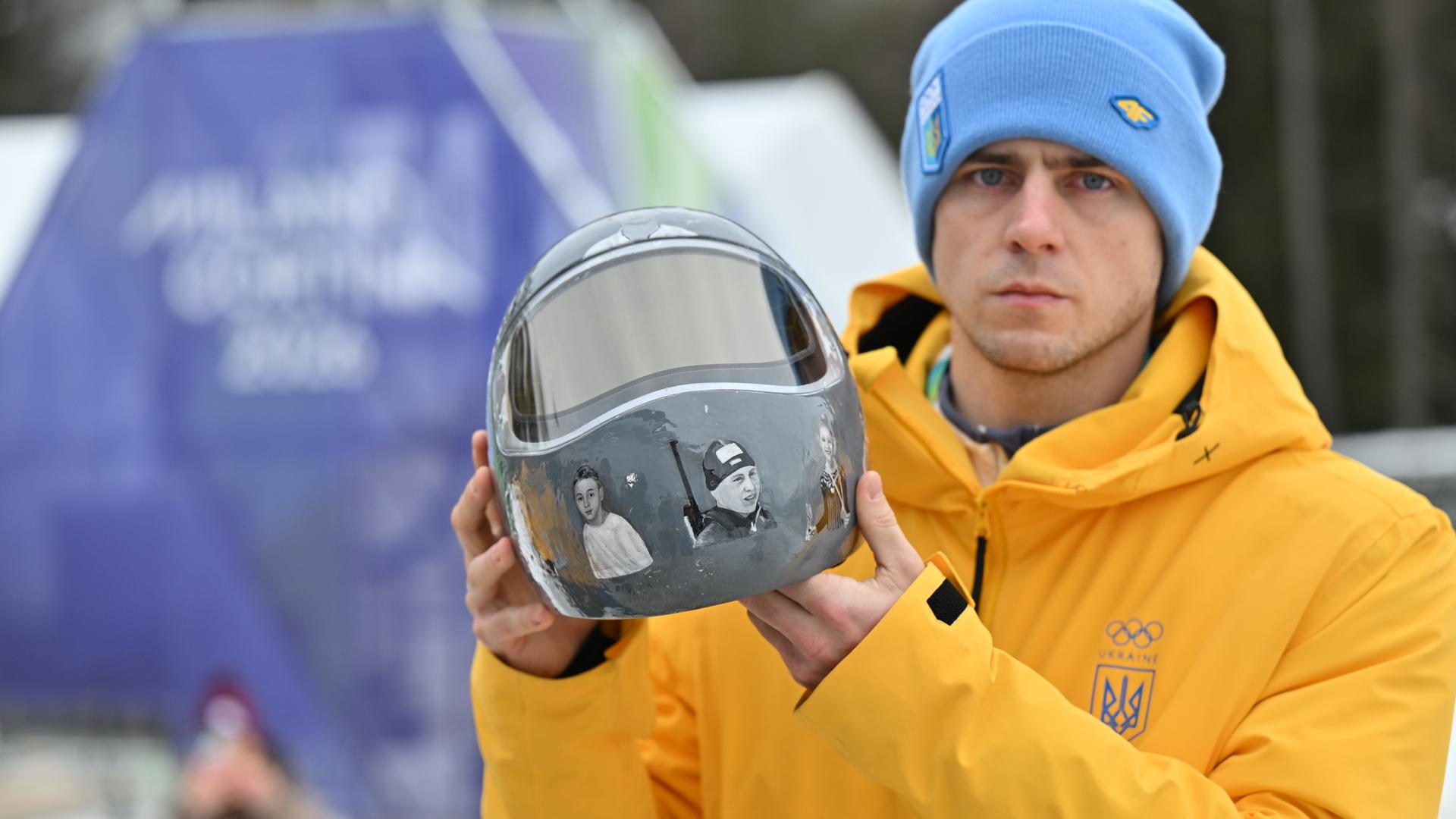 Wladislaw Heraskewytsch (Ukraine) zeigt seinen Helm am 12.02.2026 in  Cortina d'Ampezzo.