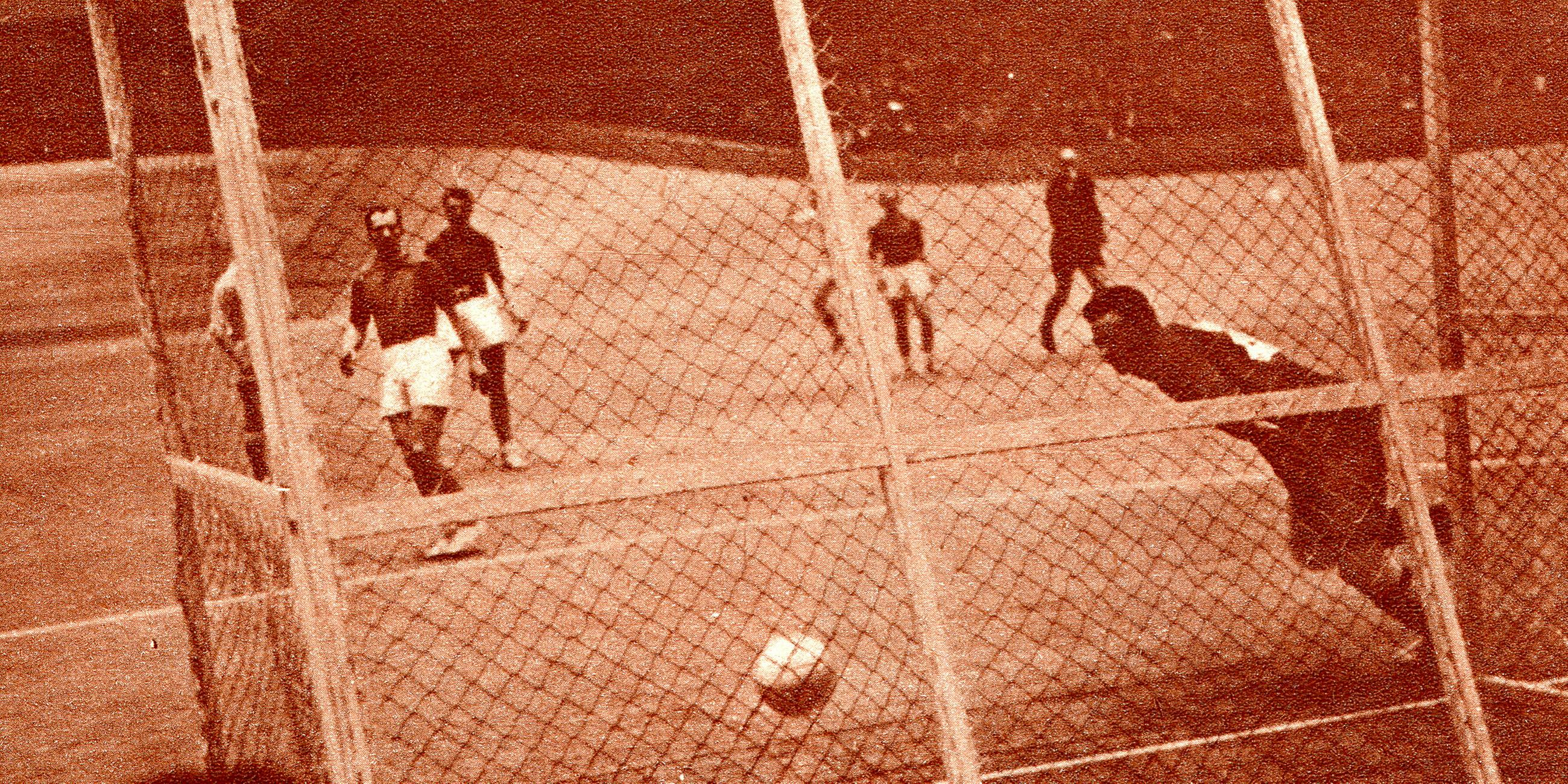 Die erste Hallenhandball-WM fand Anfang Februar 1938 in der Berliner Deutschlandhalle statt. In dem Turnier, in dem nur vier Nationen teilnahmen, siegte überraschend Deutschland.
