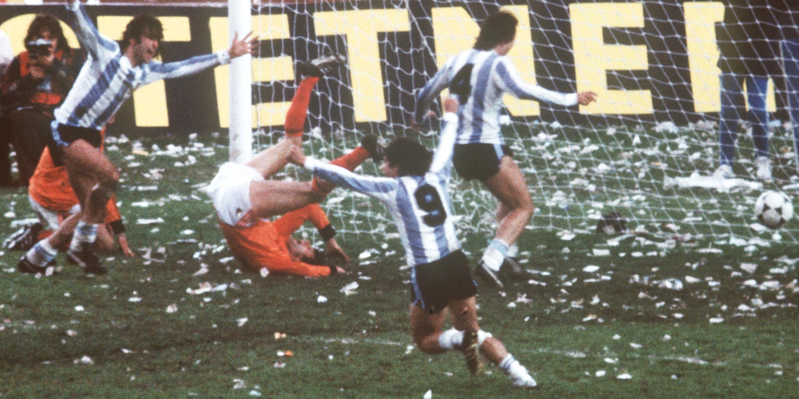 Die Argentinier bejubeln einen Treffer im Finale der Fußball-WM 1978, das sie 3:1 gegen die Niederlande gewannen.