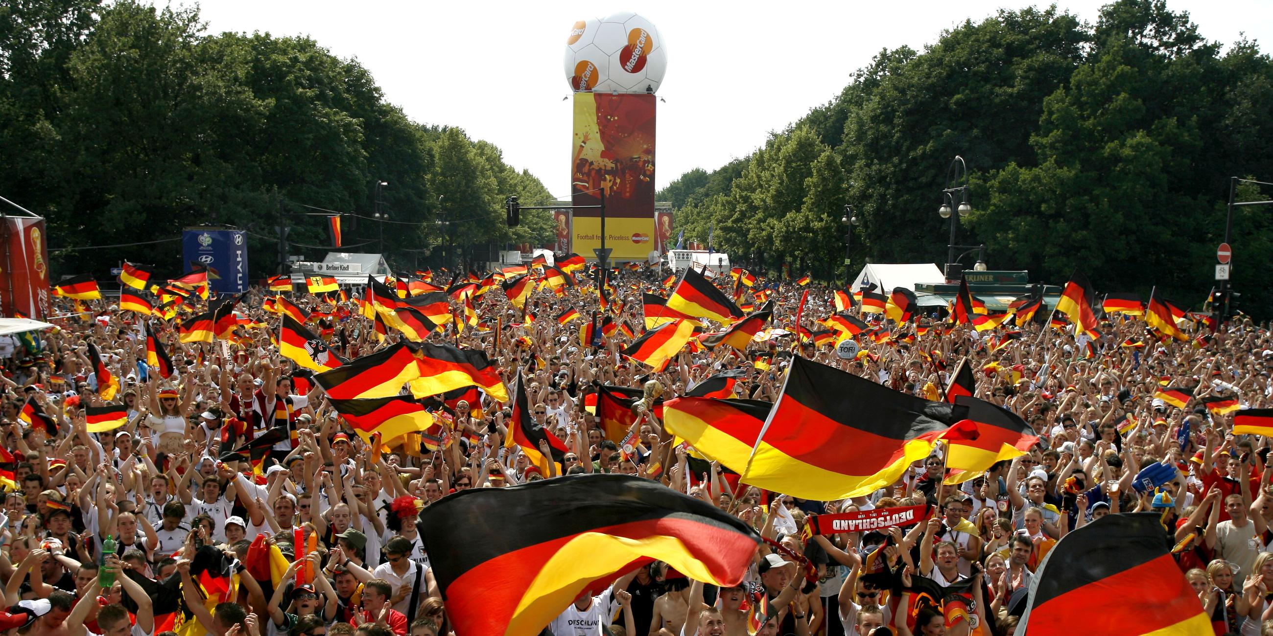 wm 2006 - jubelnde deutsche fussballfans auf der fanmeile in berlin 