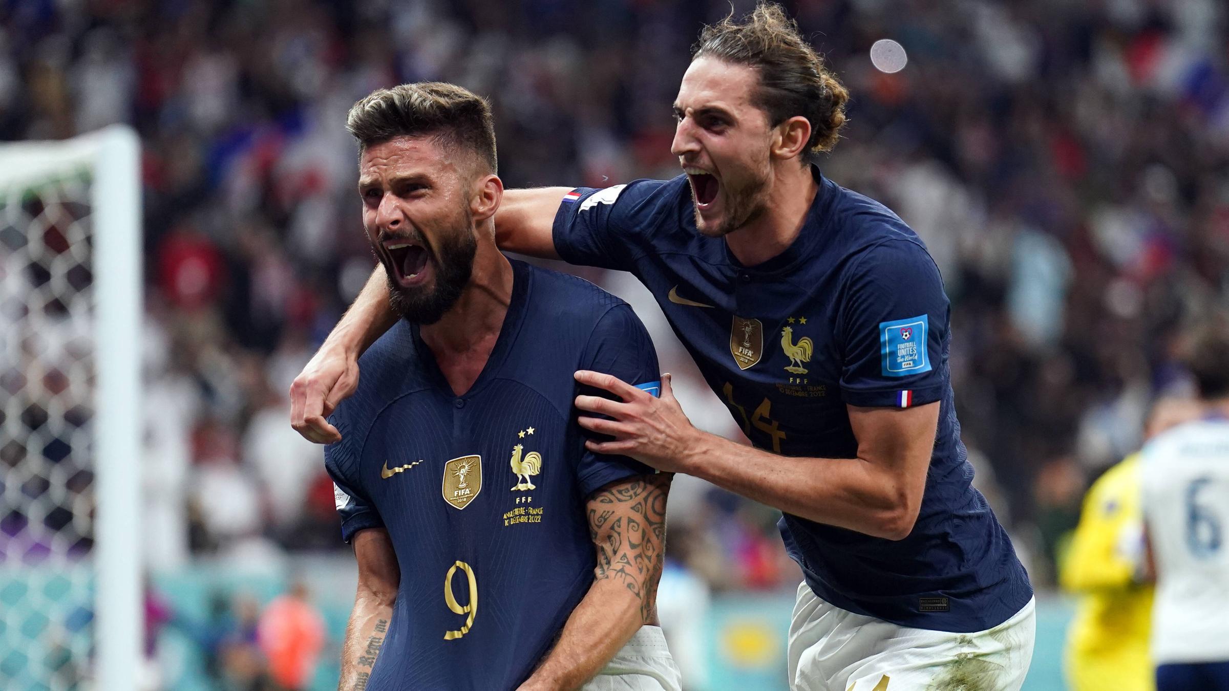 Frankreich gewinnt 1:2 gegebn England im Viertelfinale. Olivier Giroud und Adrien Rabiot freuen sich.