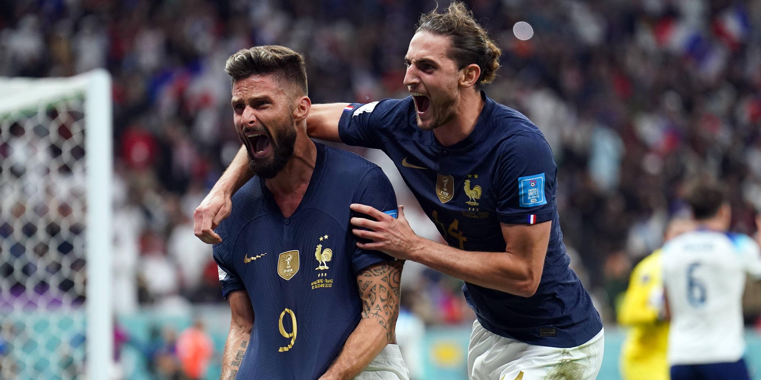 Frankreich gewinnt 1:2 gegebn England im Viertelfinale. Olivier Giroud und Adrien Rabiot freuen sich.