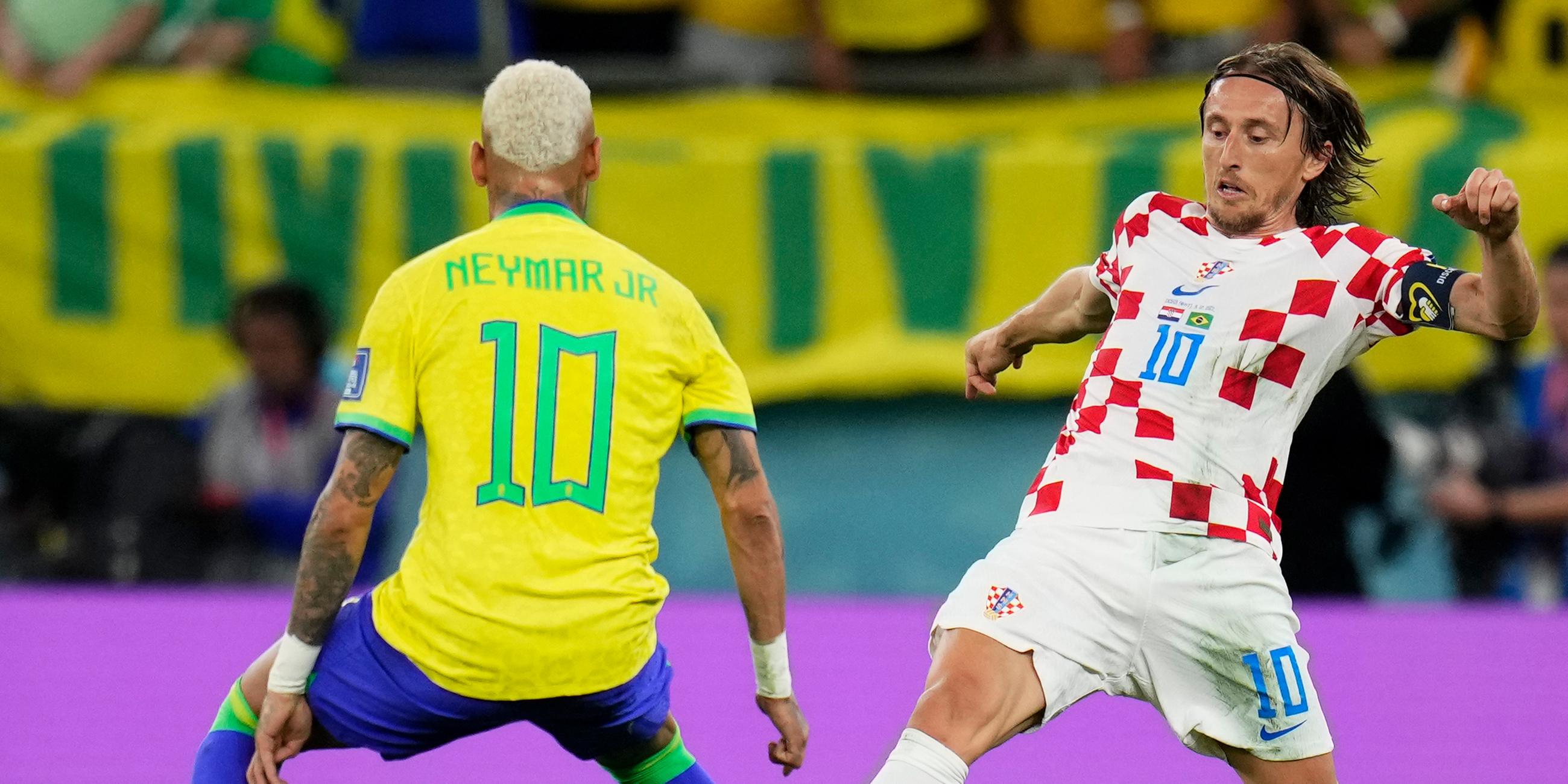 Brasiliens Neymar (li.) gegen Kroatiens Luka Modric.
